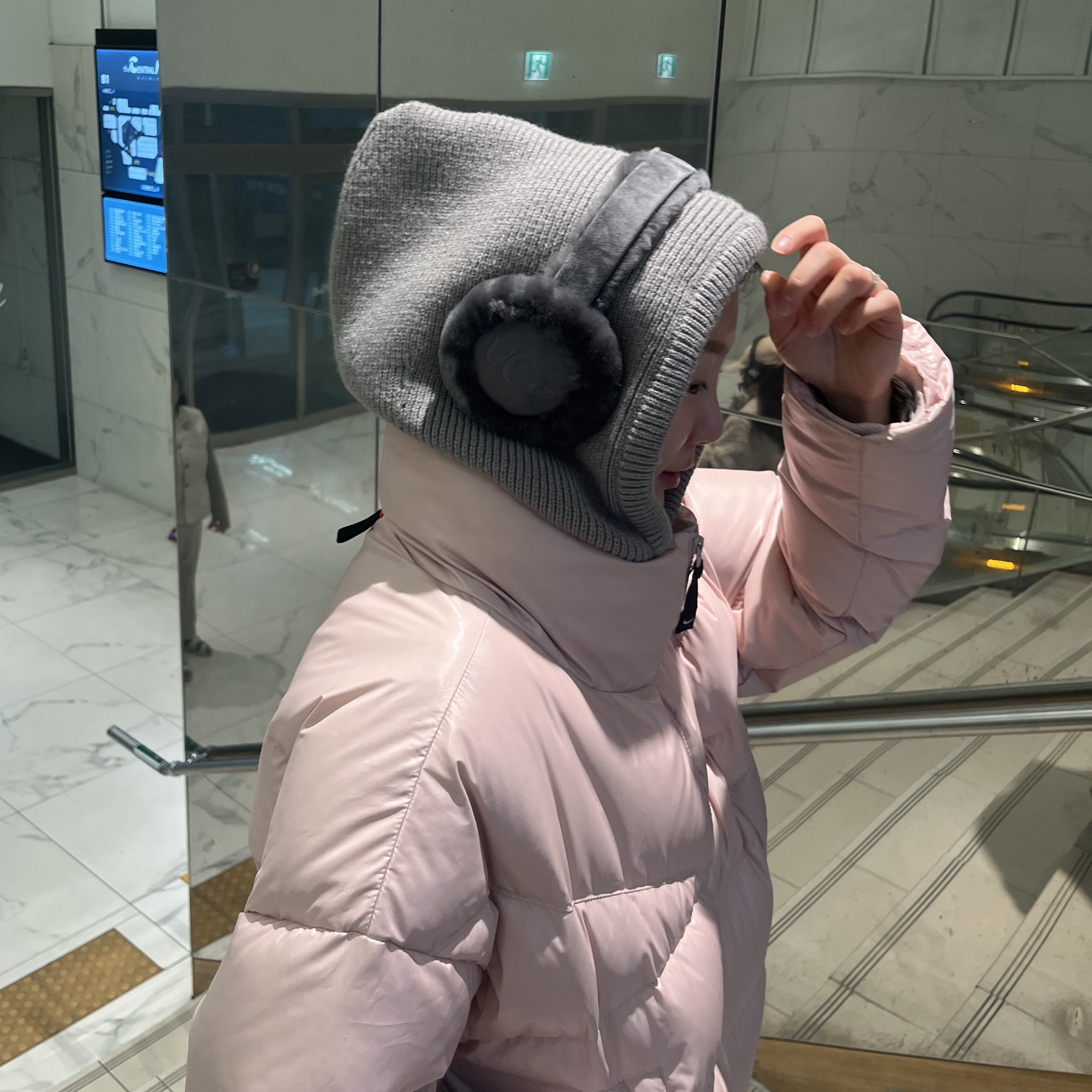 (W) UGG Embroidered Logo Earmuff Metal 착용 스타일 - 1