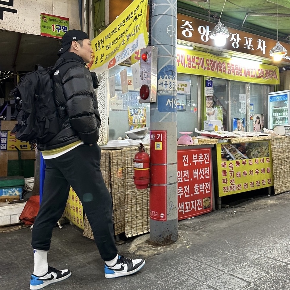 (W) Jordan 1 Retro Low OG Black and Dark Powder Blue, Darkr8m Studio x New Era Unstructured Ball Cap Black 착용 스타일 - 2