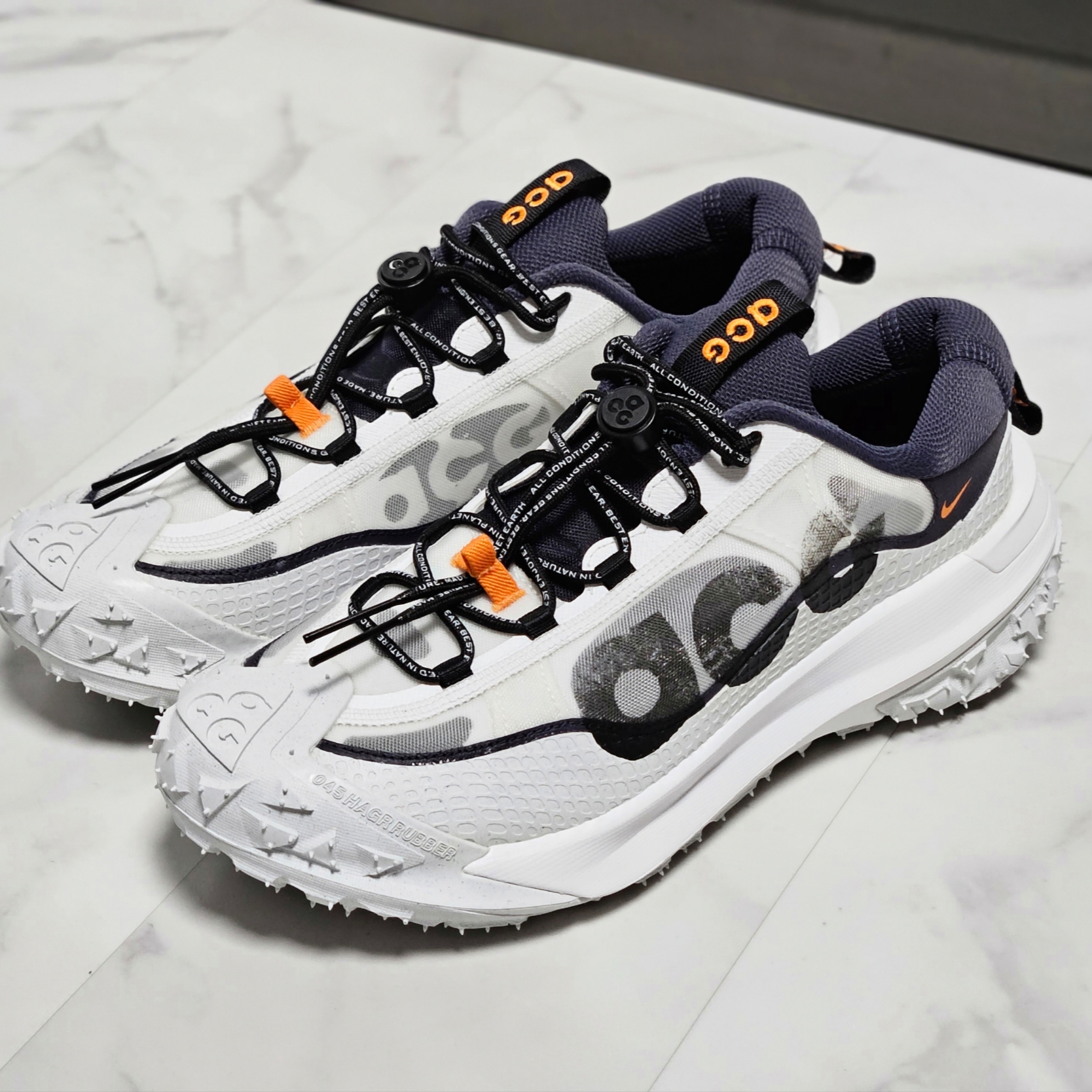Nike ACG Mountain Fly 2 Low Summit White and Bright Mandarin 착용 스타일 - 9