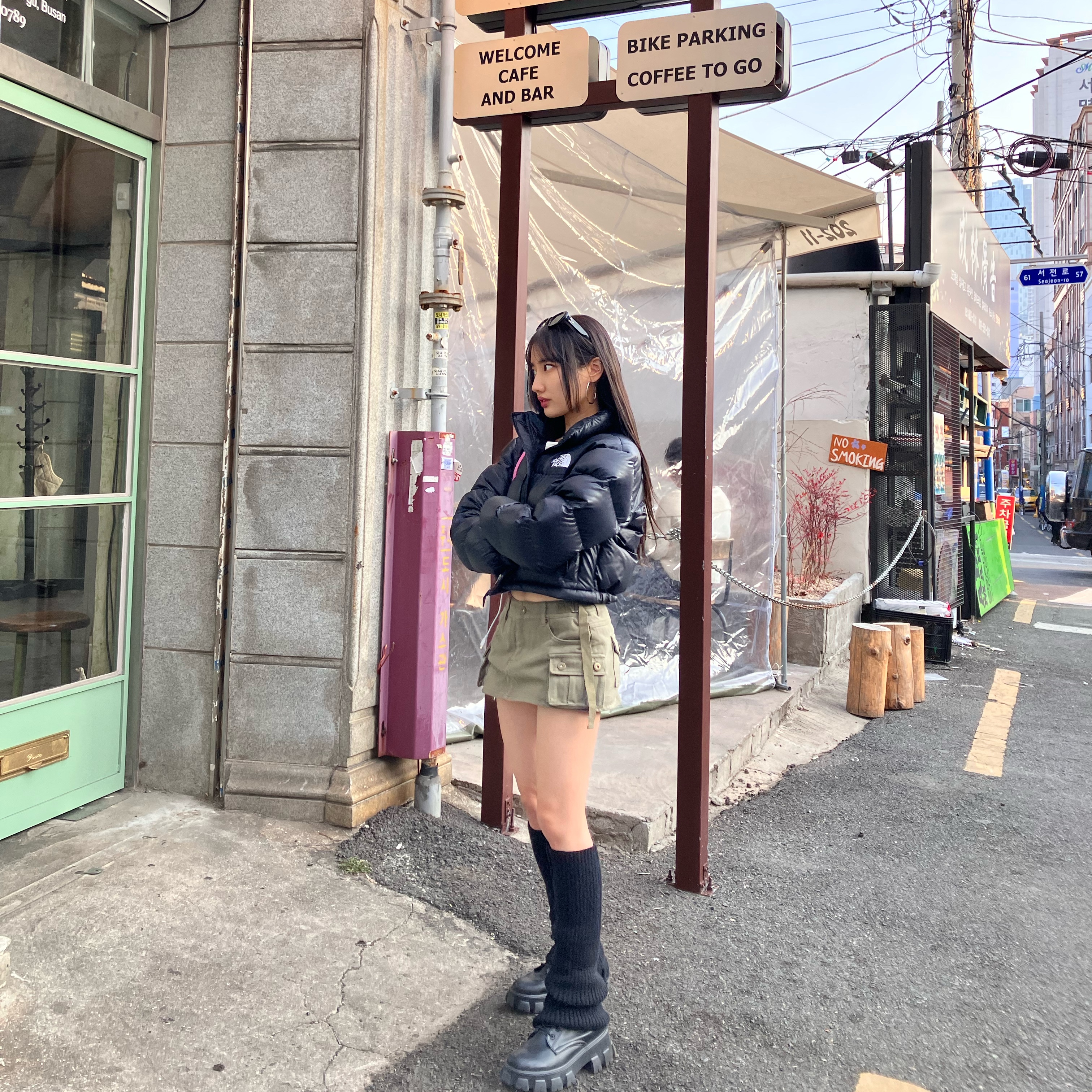 (W) The North Face Nuptse Short Jacket Black, COS Quilted Micro Bag Black 착용 스타일 - 1