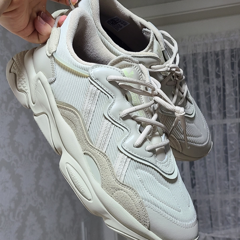 Adidas Ozweego Clear Brown 착용 스타일 - 2