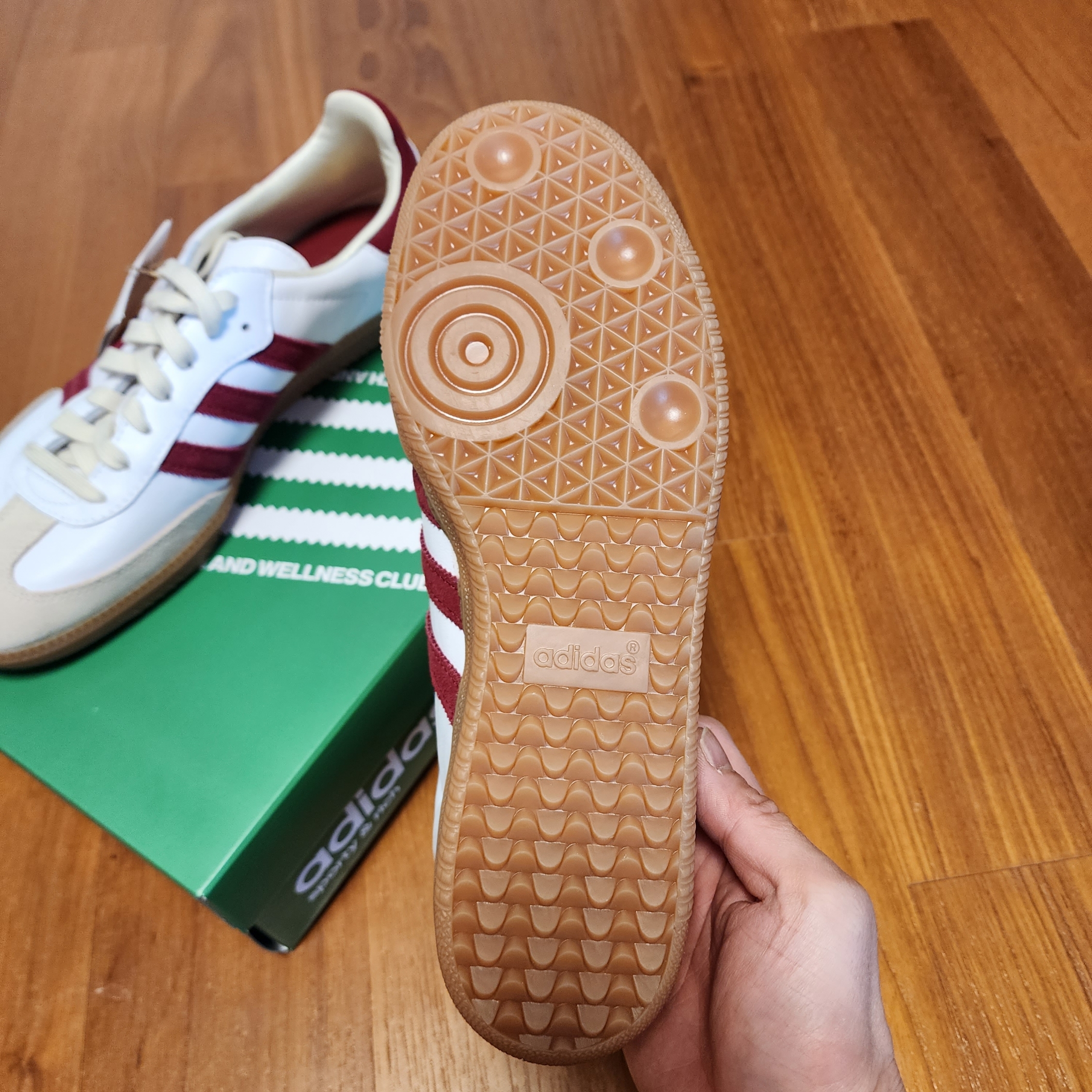 Adidas x Sporty & Rich Samba OG Cloud White Collegiate Burgundy 착용 스타일 - 7