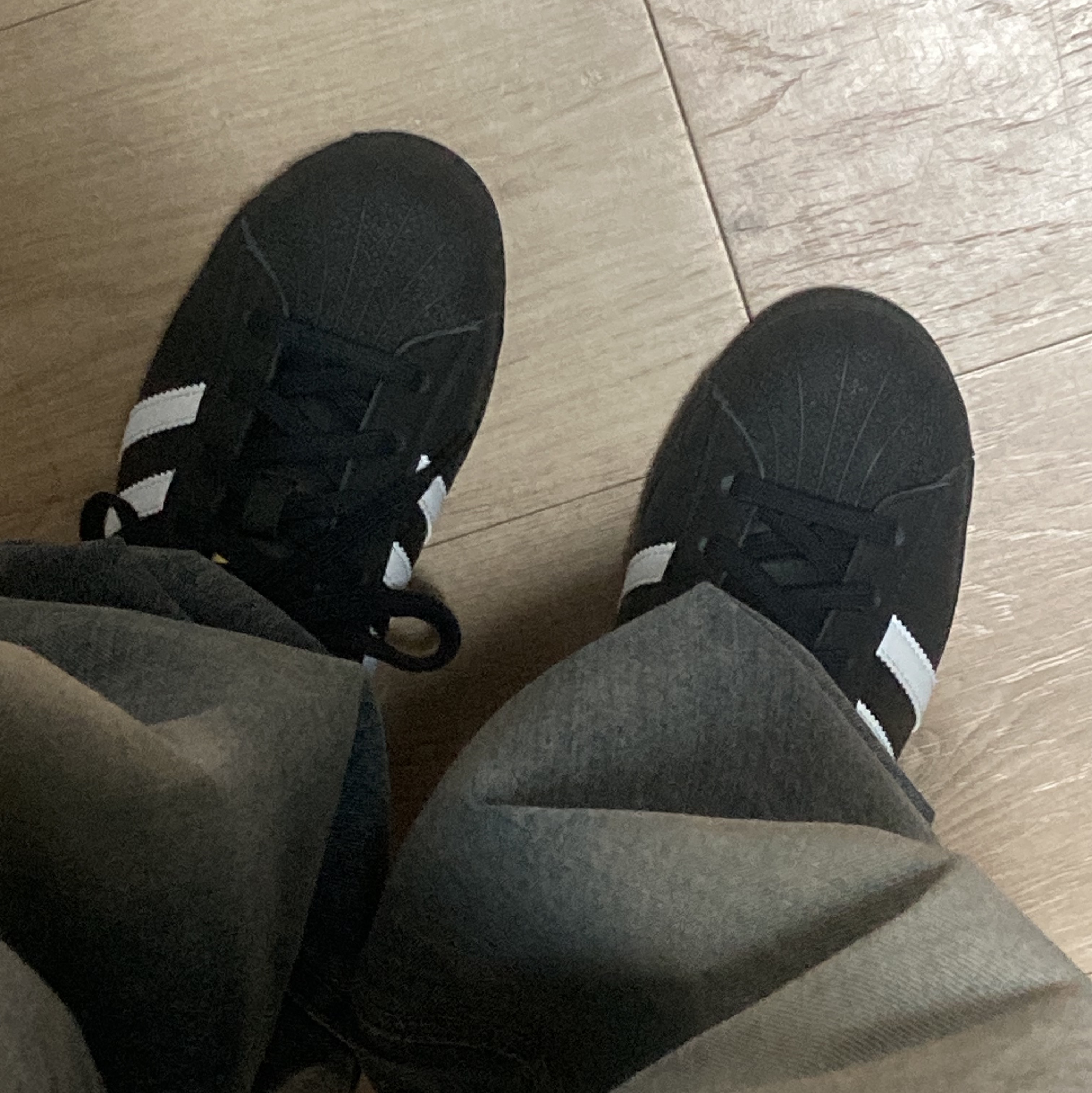 Adidas Superstar Core Black White 착용 스타일