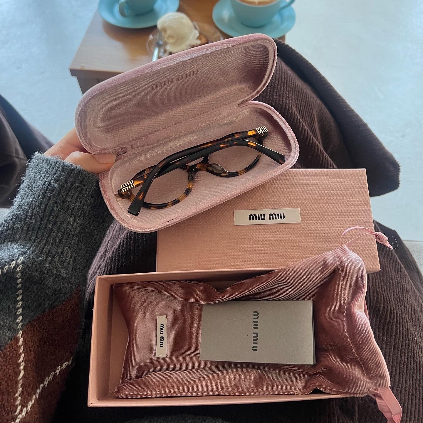 (W) Miu Miu Regard sunglasses Blue Lenses Honey Tortoiseshell Acetate Alternative fit 착용 스타일 - 5