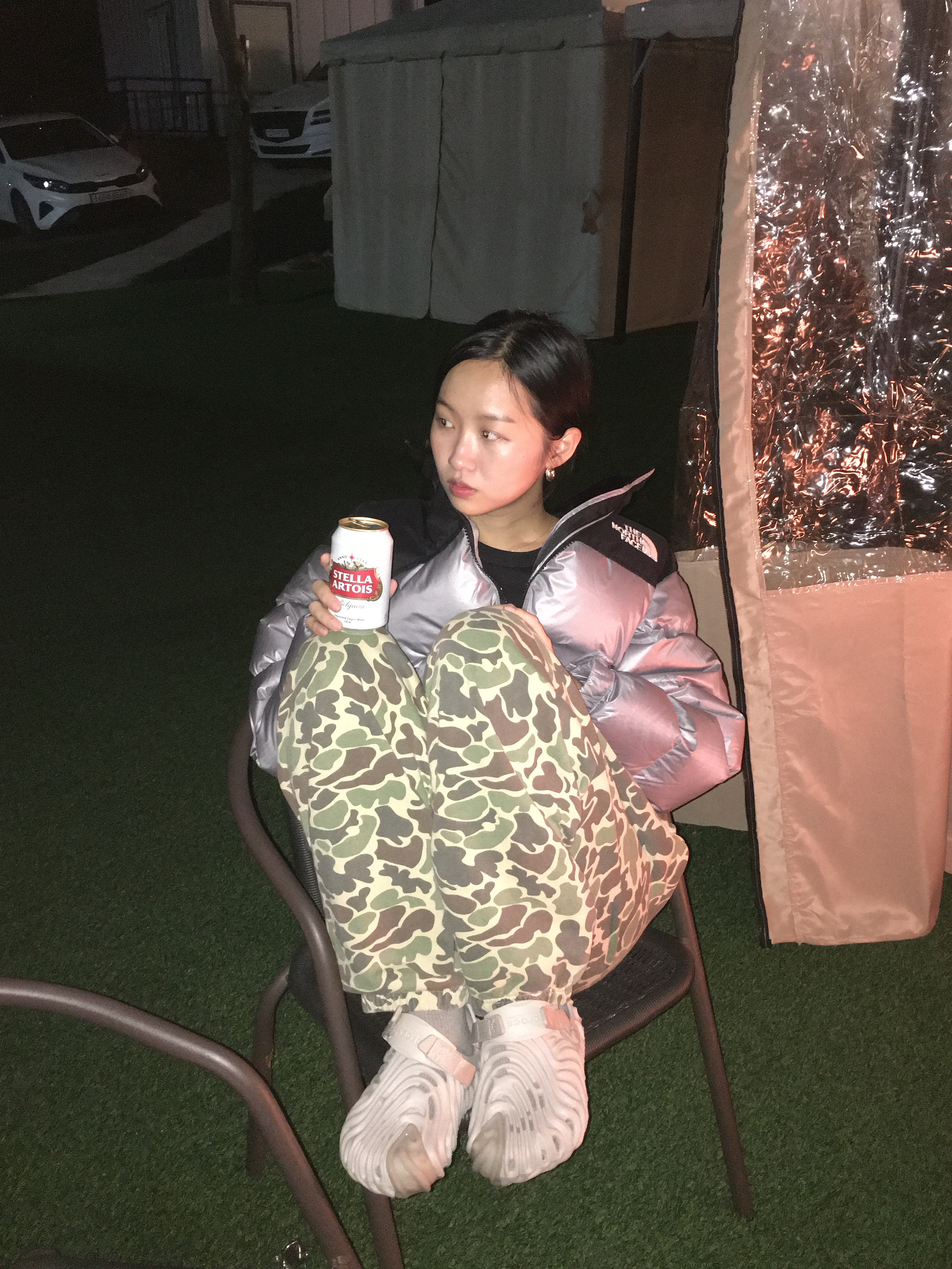Crocs x Salehe Bembury Pollex Clog Horchata, The North Face White Label Novelty Nuptse Down Jacket Heather Gray 착용 스타일 - 2