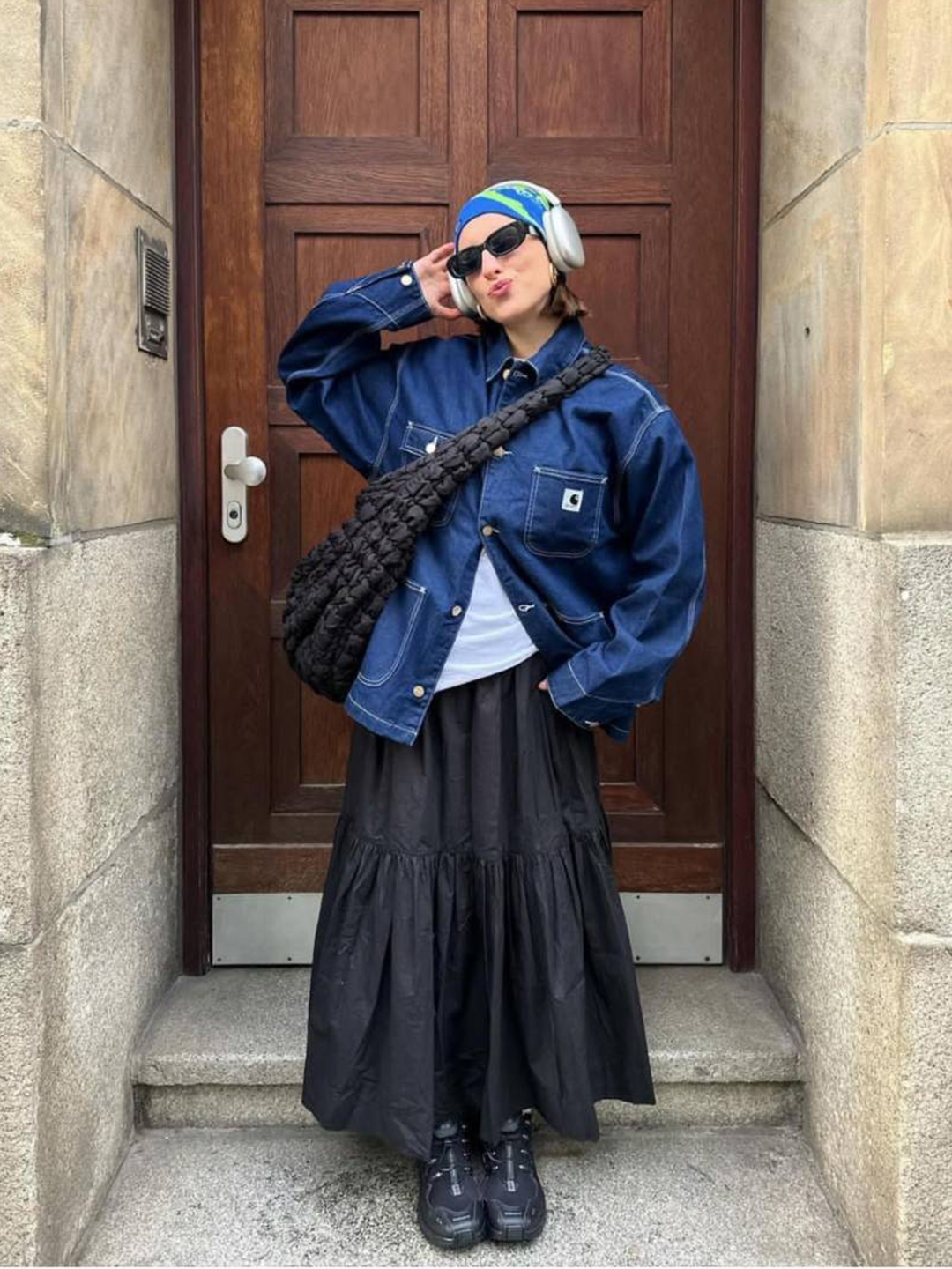 COS Quilted Oversized Shoulder Bag Black, Apple AirPods Max Lightning Silver (Korean Ver.) 착용 스타일 - 3