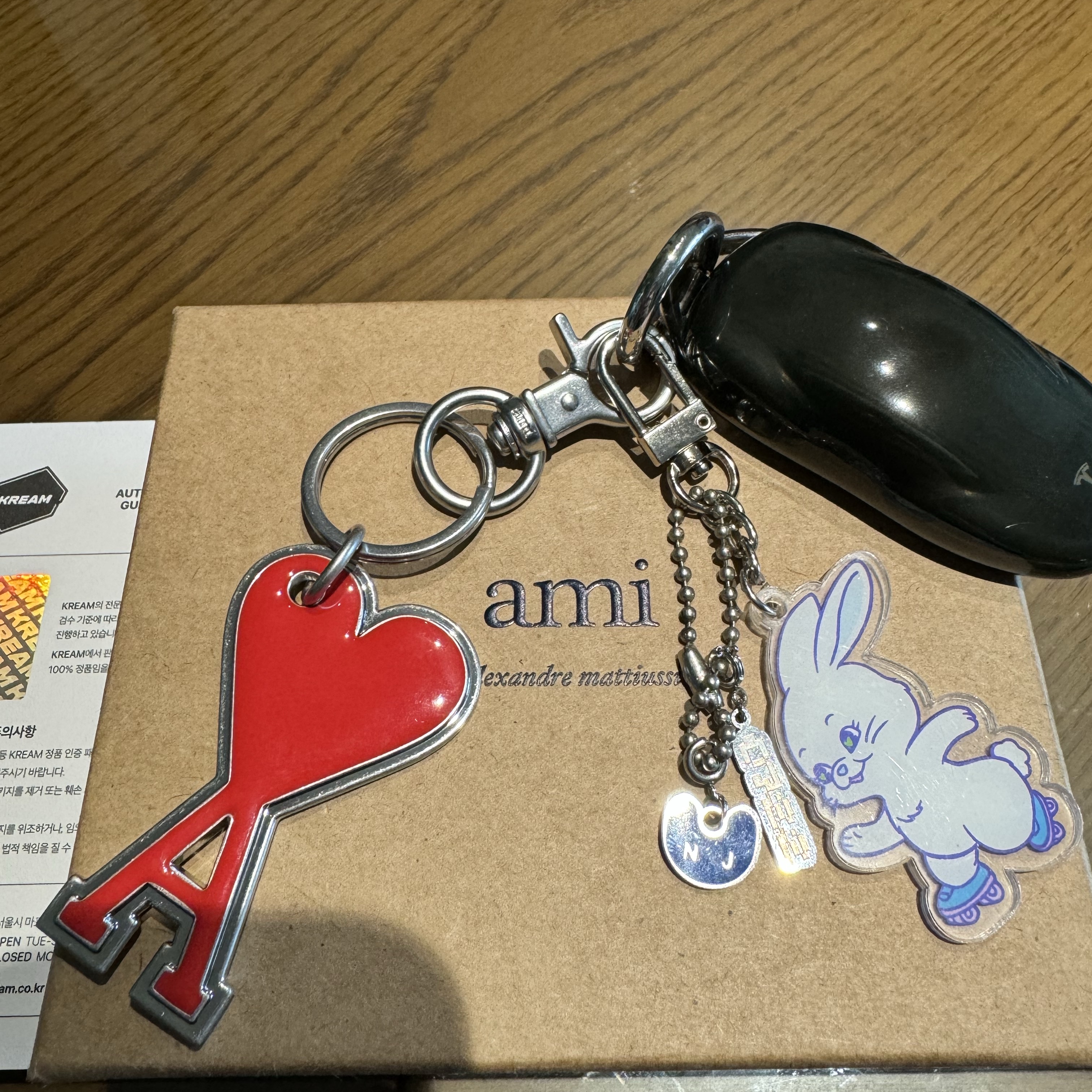 AMI de Coeur Keyring Red 착용 스타일 - 1