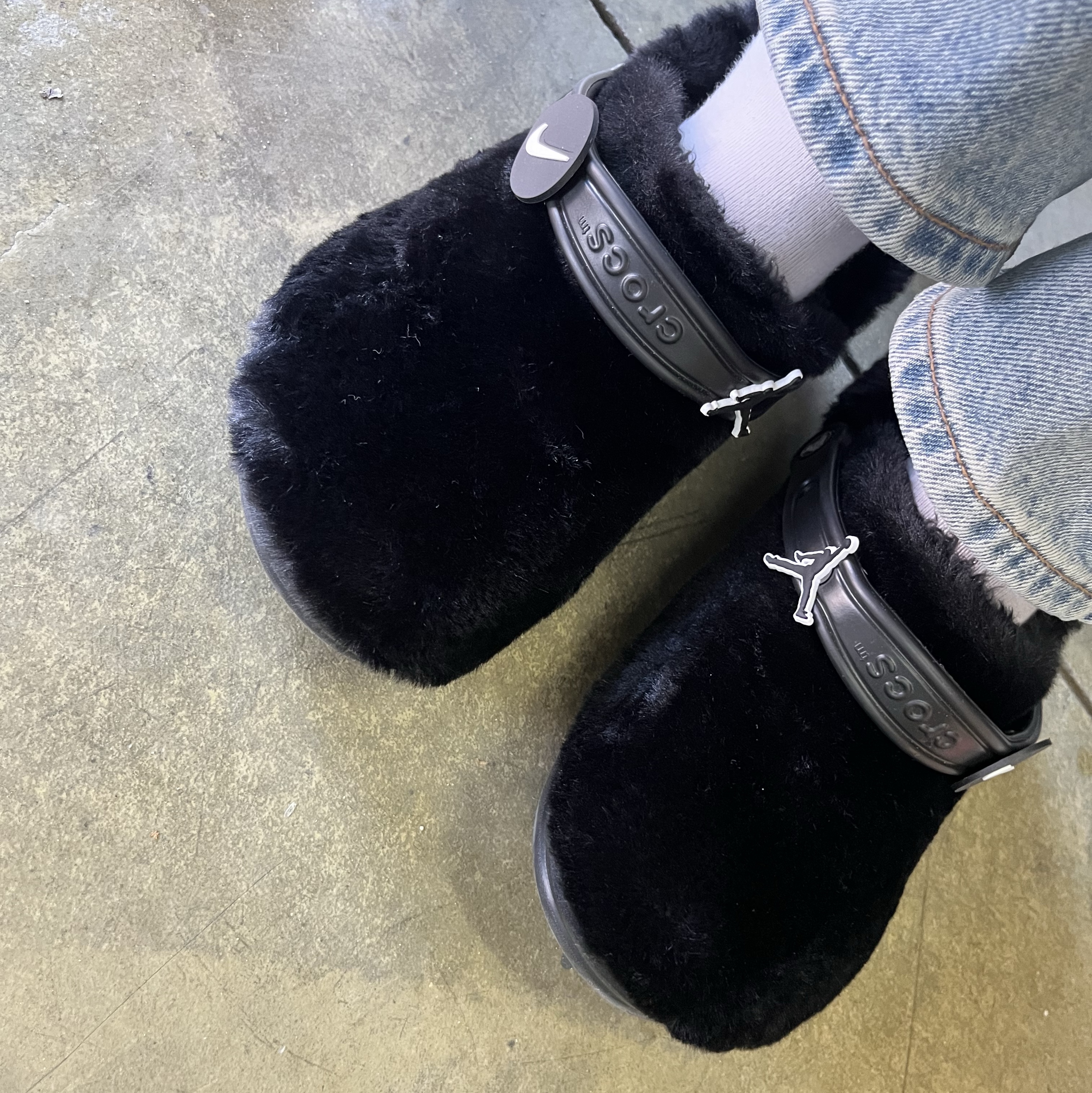 Crocs Classic Fur Sure Clog Black 착용 스타일