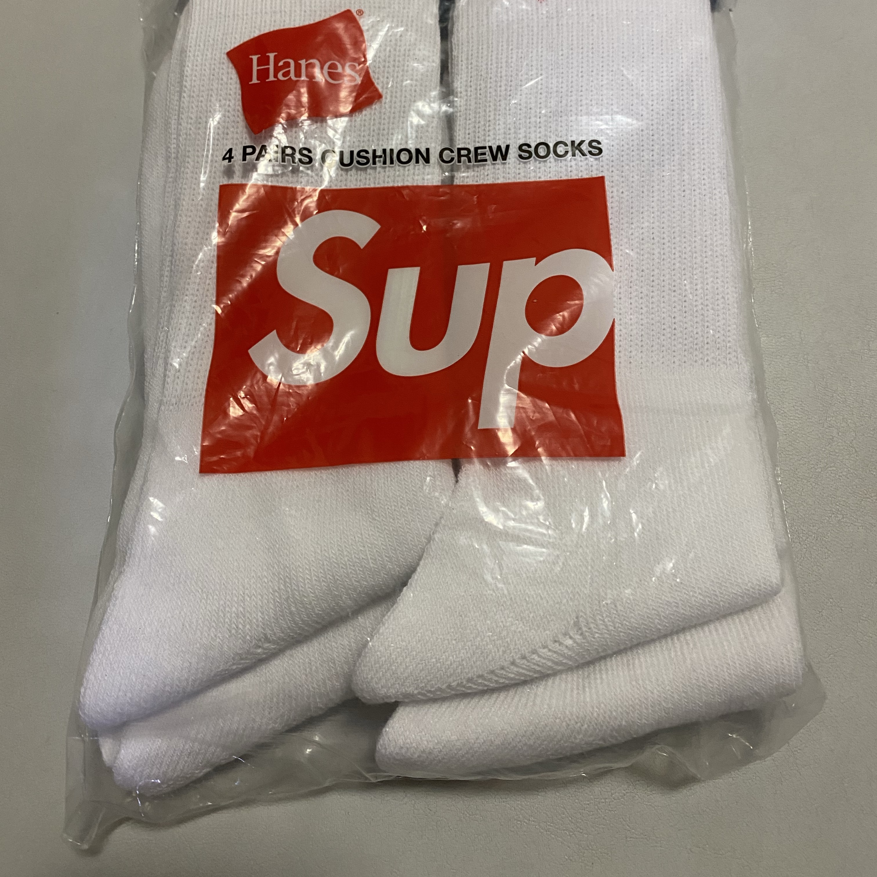 Supreme Hanes Crew Socks White (4 Pack) 착용 스타일