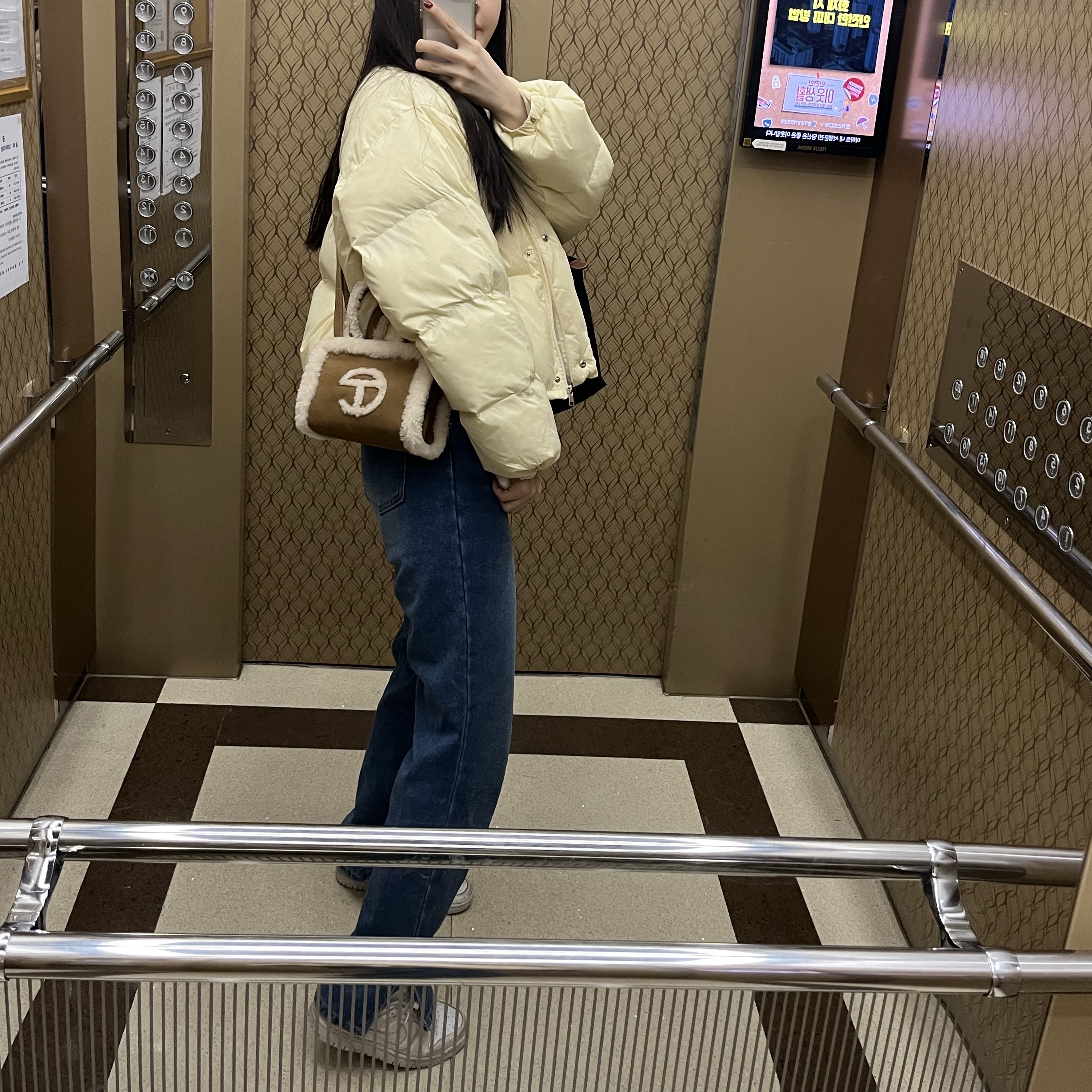 Telfar x UGG Small Shopping Bag Chestnut, (W) Nike Dunk Low White and Sail 착용 스타일