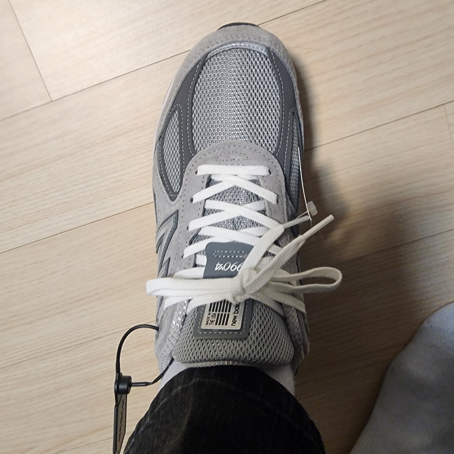 New Balance 990v4 Made in USA Grey Silver 착용 스타일