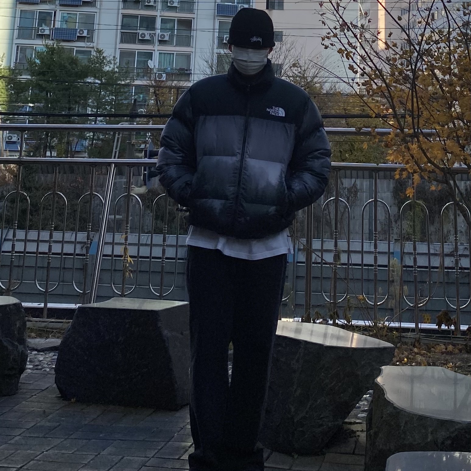 Stussy x Our Legacy Yin Yang Beanie Black, Jordan 1 x Travis Scott Retro Low OG SP Sail and Ridgerock 착용 스타일 - 2
