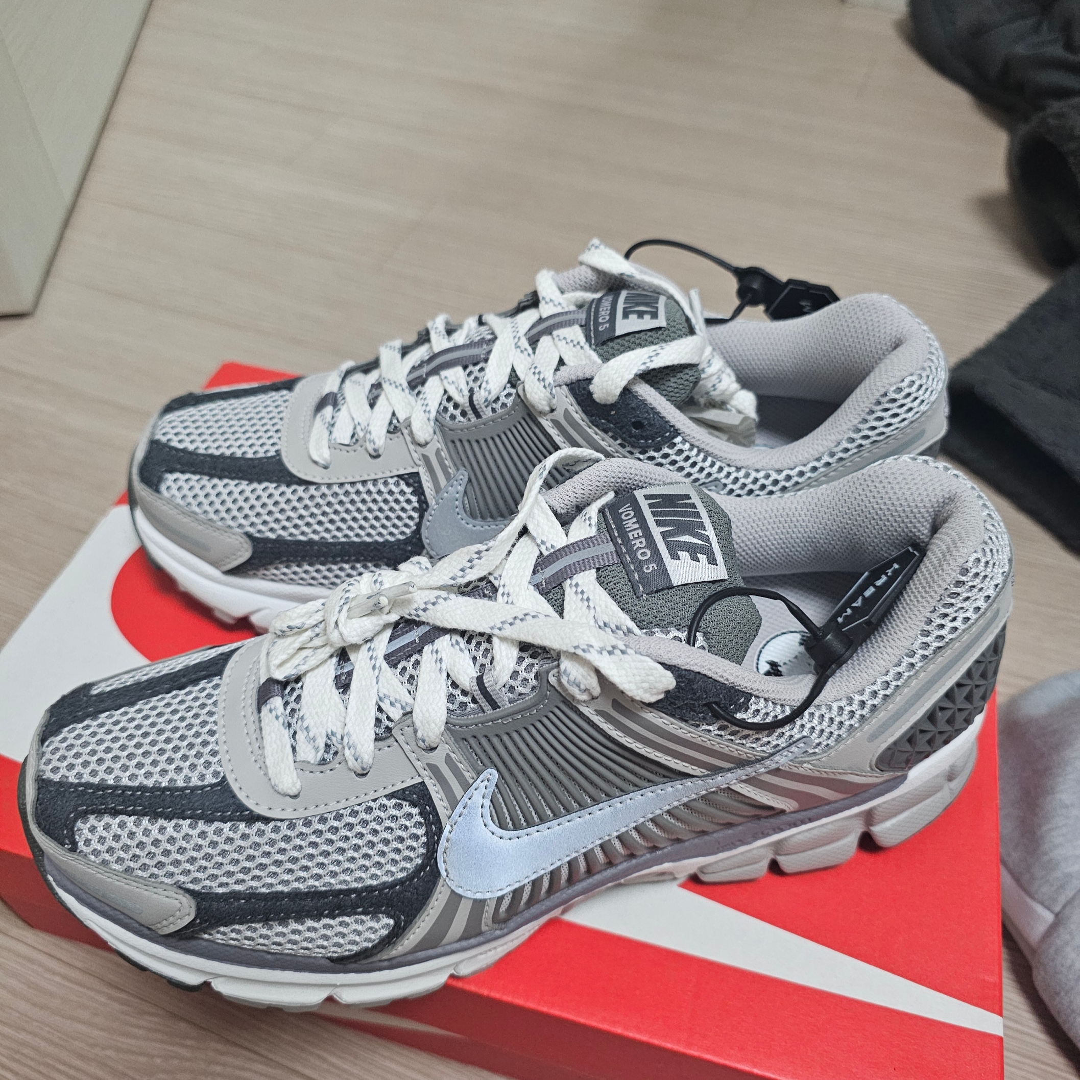 Nike Zoom Vomero 5 PRM Light Iron Ore and Flat Fewter 착용 스타일