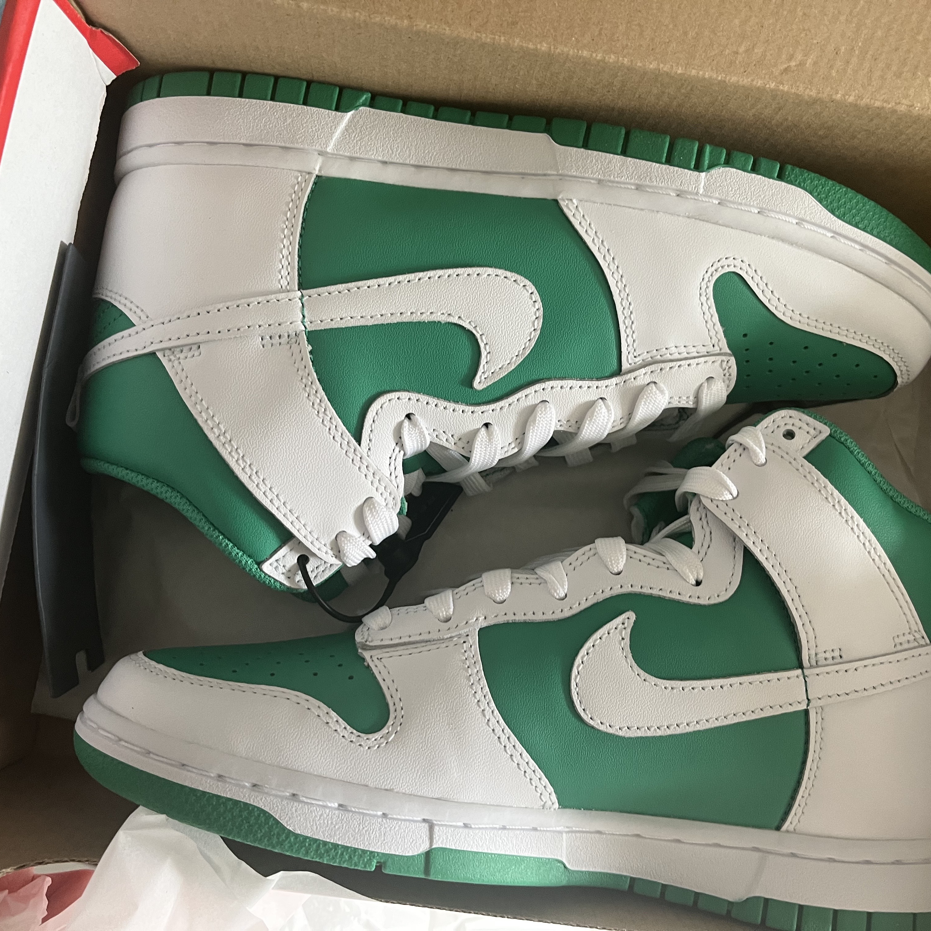 Nike Dunk High Retro Stadium Green and White 착용 스타일
