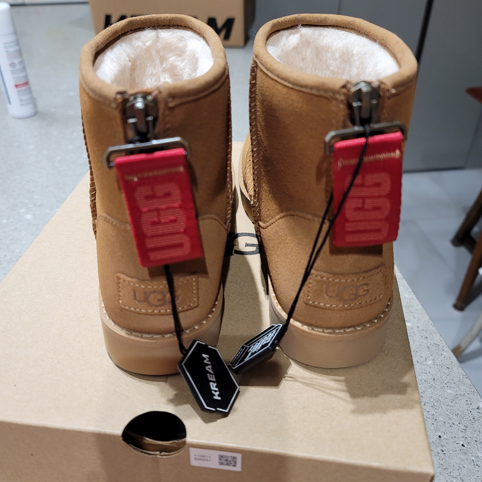 (W) UGG Classic Mini Logo Zip Boots Chestnut 착용 스타일 - 2