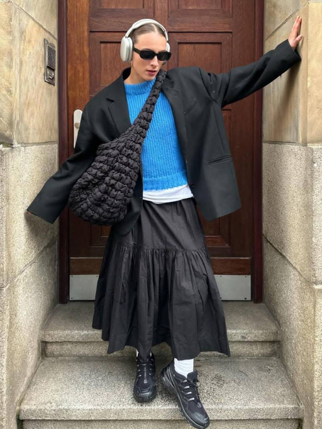 COS Quilted Oversized Shoulder Bag Black, Apple AirPods Max Lightning Silver (Korean Ver.) 착용 스타일 - 5