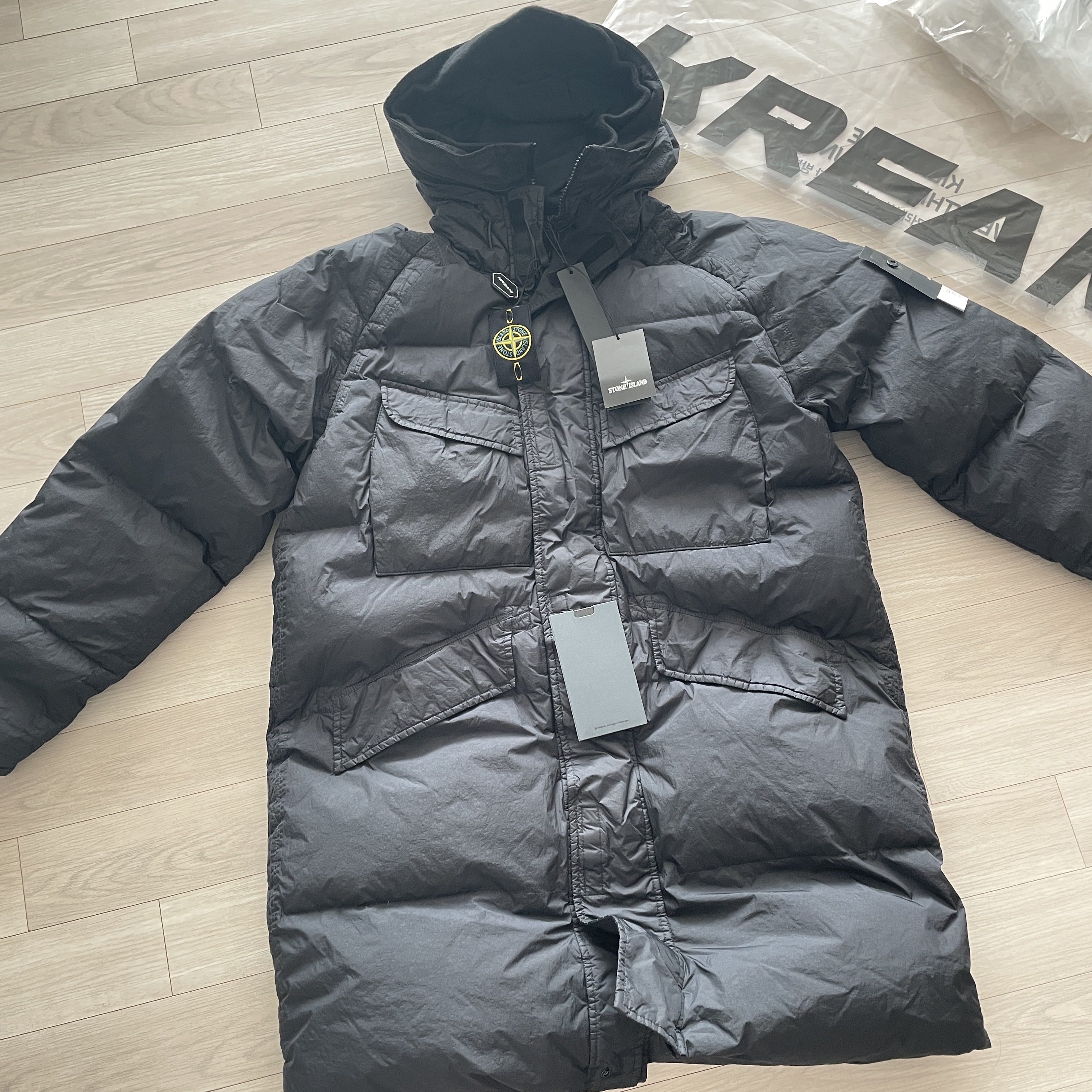 Stone Island 70123 Crinkle Reps Hooded Long Down Jacket Black - 22FW 착용 스타일