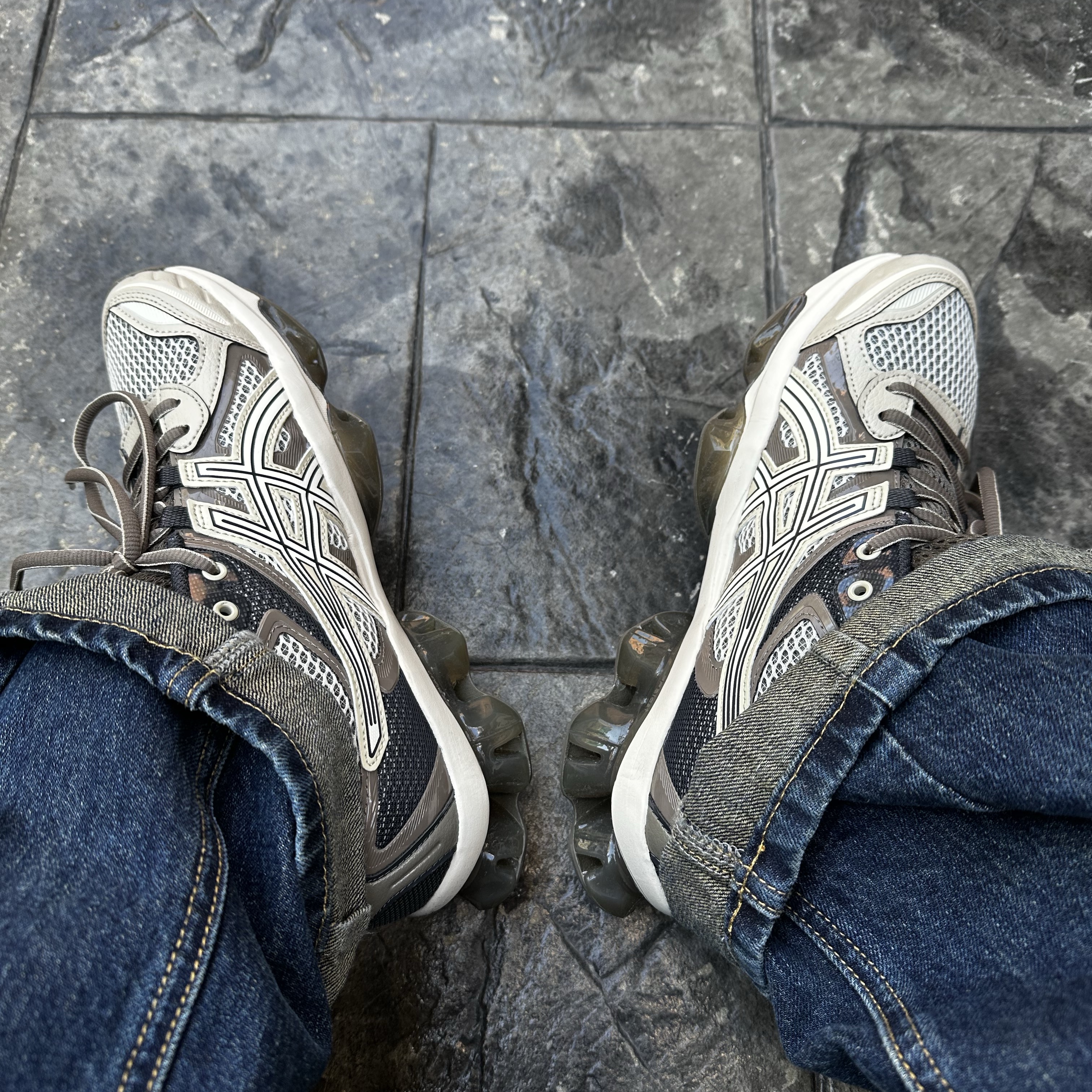 Asics Gel-Quantum Kinetic Birch Dark Taupe 착용 스타일