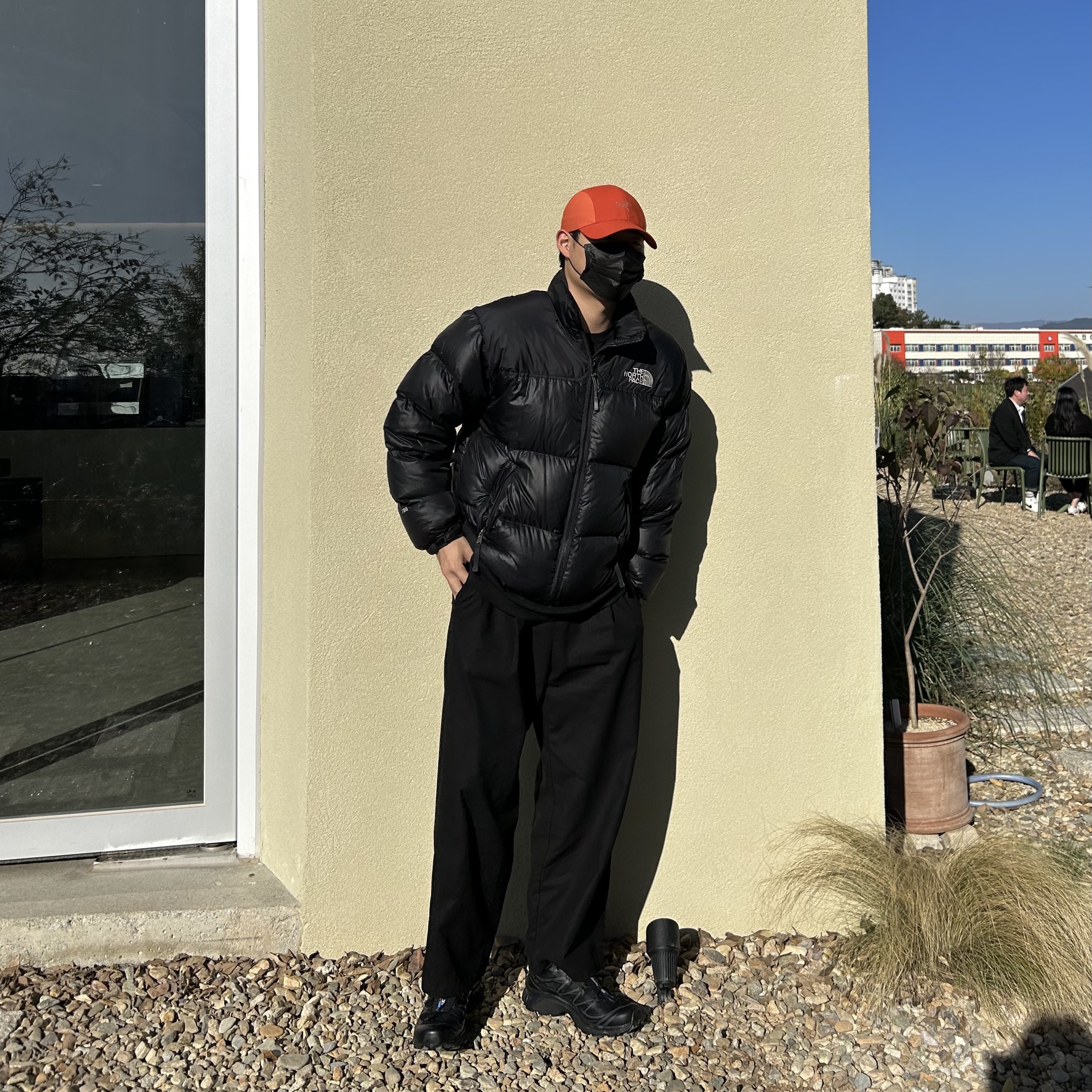 Salomon XT-6 ADV Black, The North Face 1996 Retro Nuptse Down Jacket TNF Black 착용 스타일 - 1