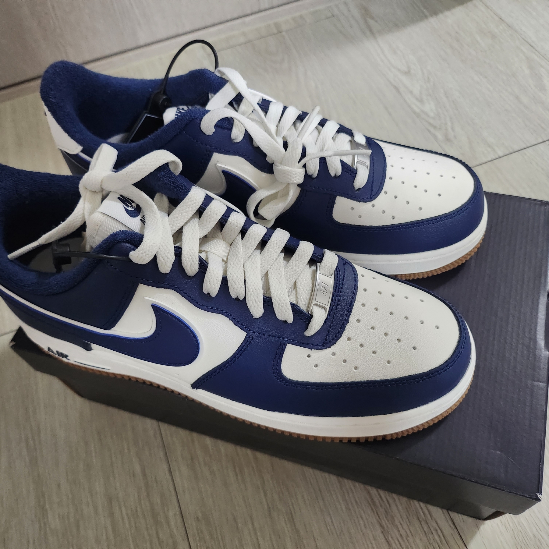 Nike Air Force 1 '07 LV8 Midnight Navy 착용 스타일 - 2