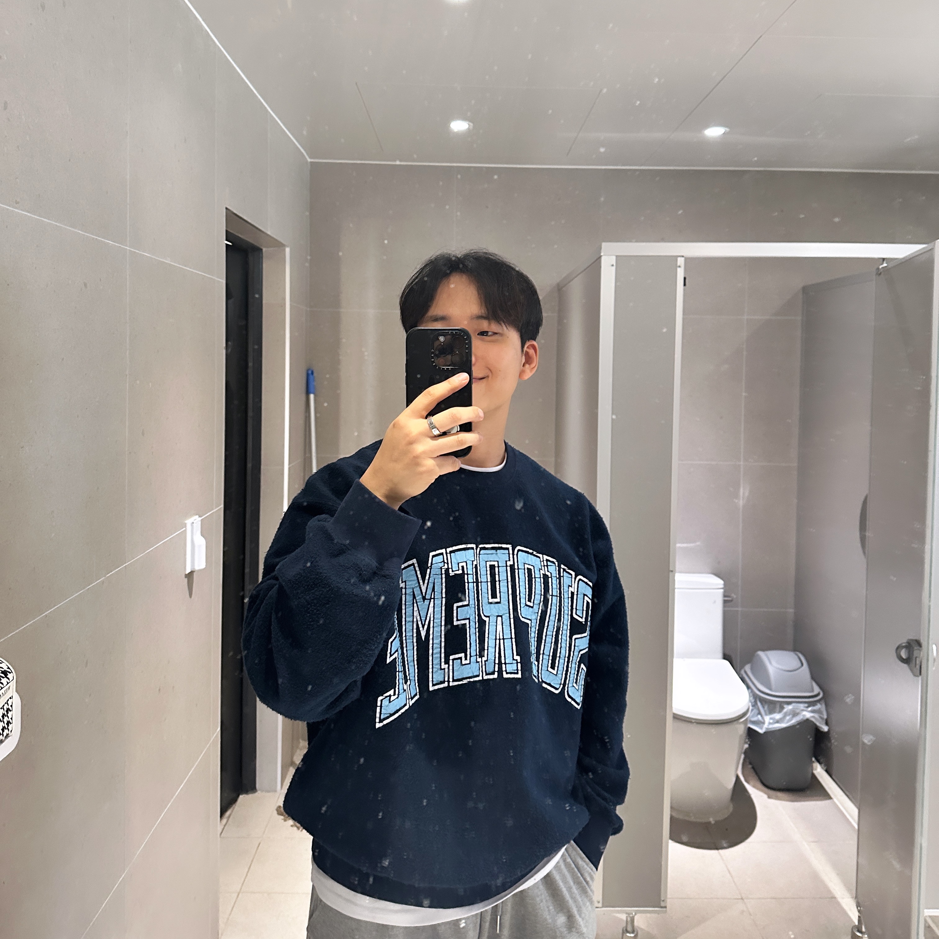 Supreme Inside Out Crewneck Navy - 23FW 착용 스타일