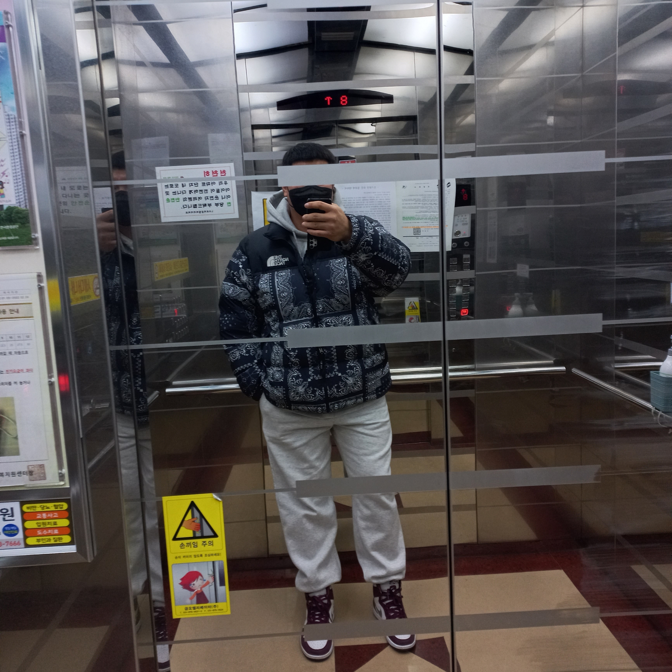 The North Face 1996 Novelty Nuptse Jacket Dark Navy, Jordan 1 Retro High OG Bordeaux 착용 스타일