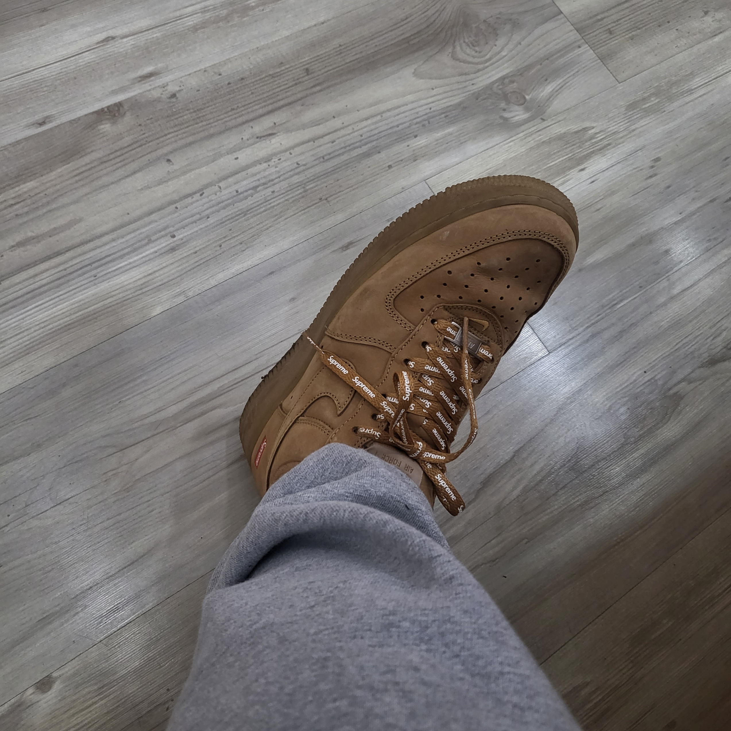 Nike x Supreme Air Force 1 Low Flax 착용 스타일