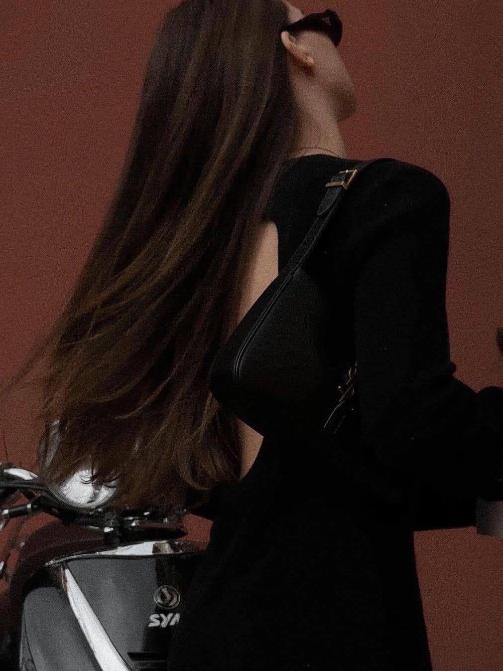 Saint Laurent Le 5 A 7 Mini Hobo in Smooth Leather Black 착용 스타일 - 7