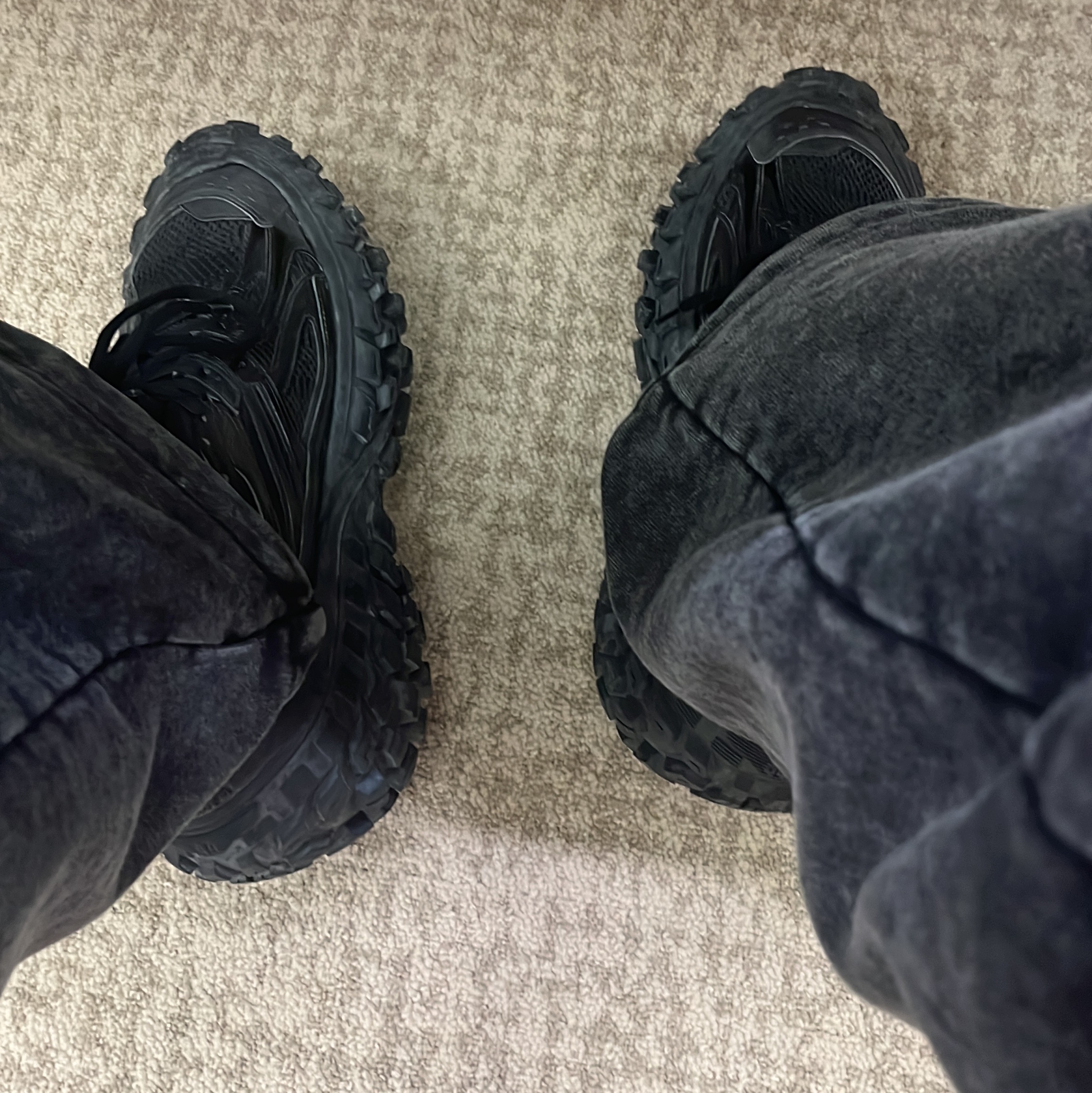 Balenciaga Defender Sneakers Black 착용 스타일