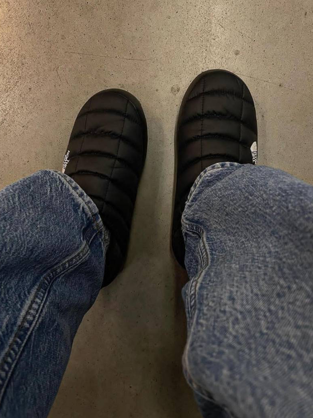 The North Face Thermoball Traction Mule V Black, (W) The North Face Thermoball Traction Mule V Black 착용 스타일 - 2