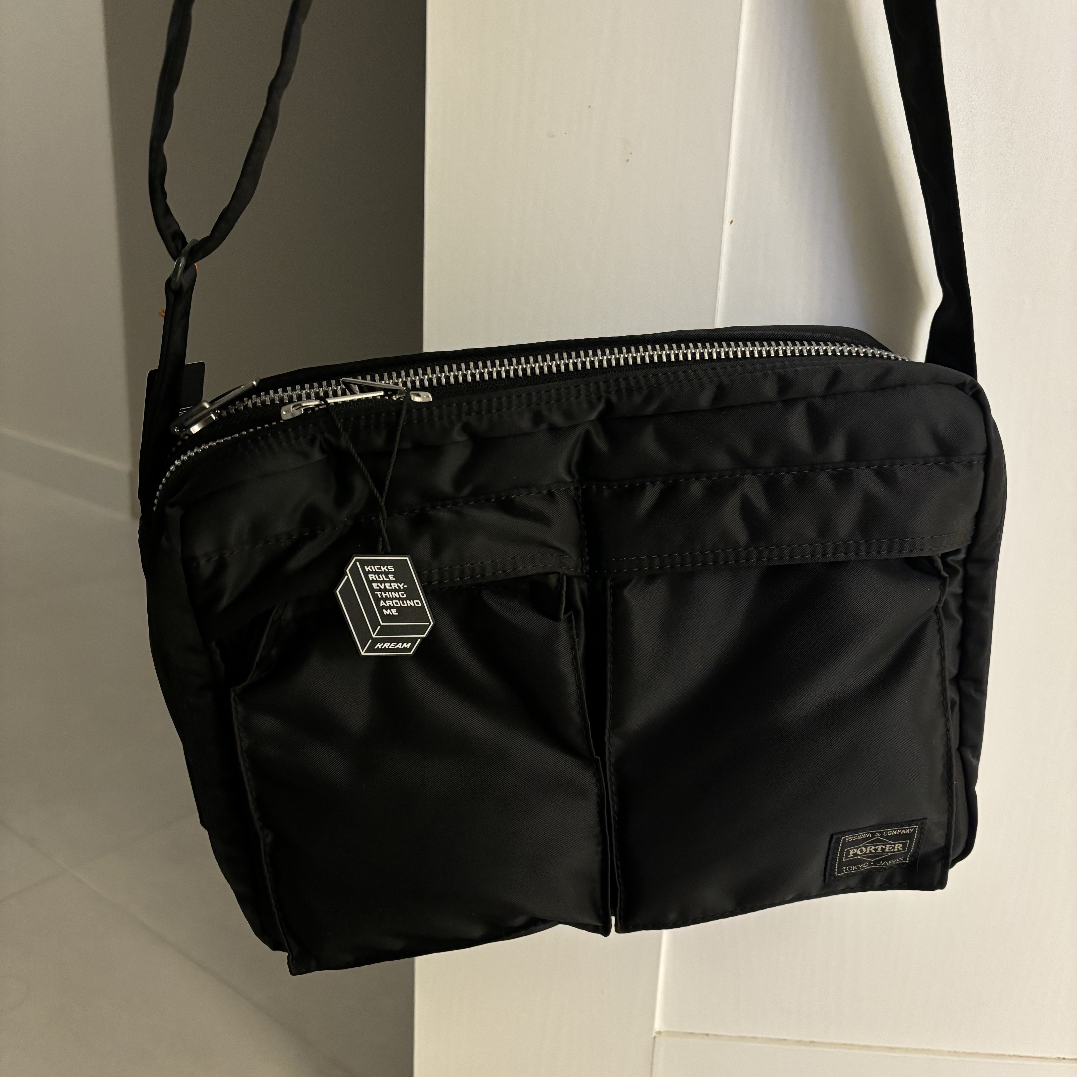 Porter Tanker Shoulder Bag L Black 착용 스타일