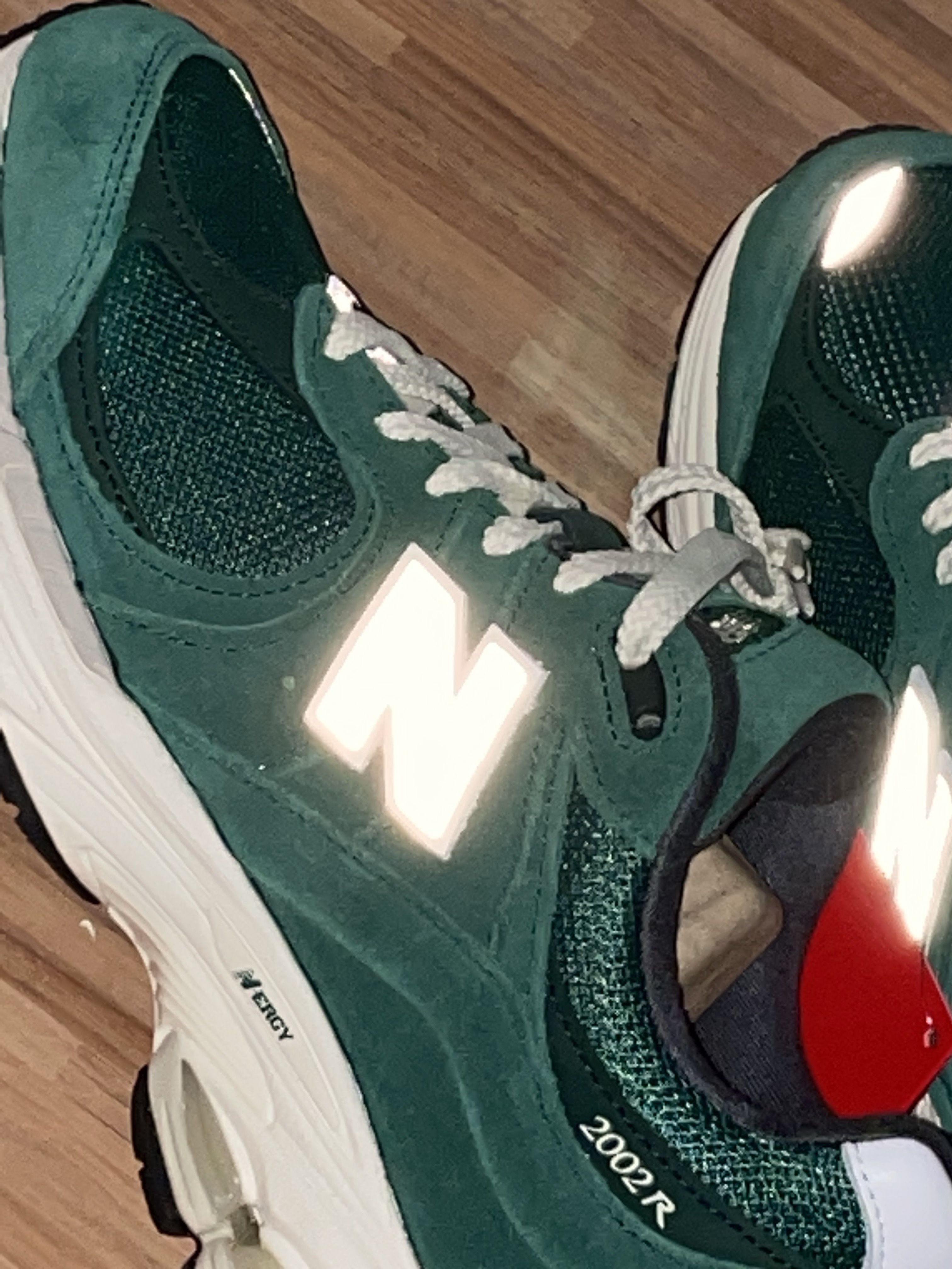 New Balance 2002R Nightwatch Green 착용 스타일