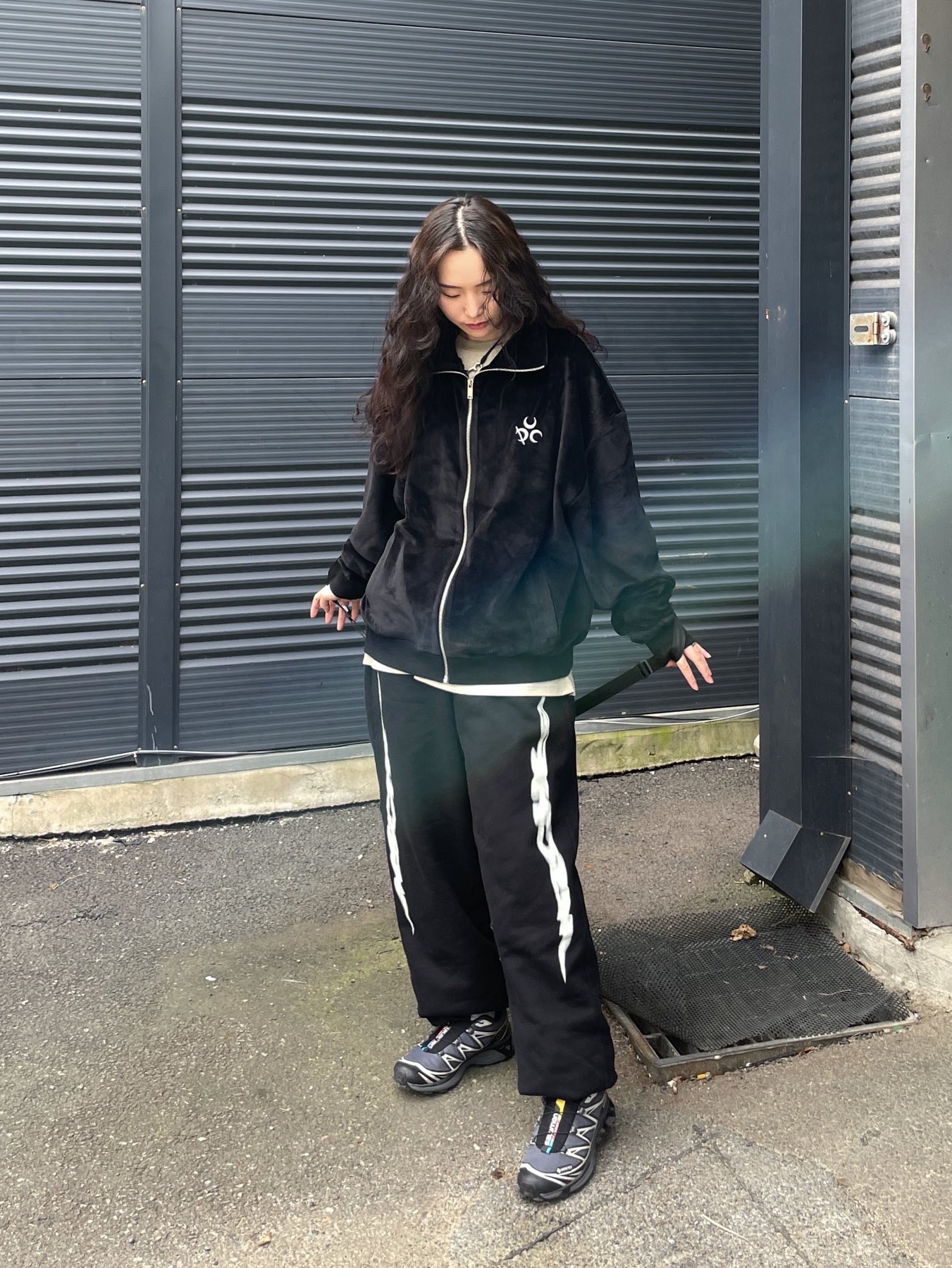 Mischief 2Way Mesh Sling Bag Black, Salomon XT-6 Gore-Tex Black Ebony 착용 스타일 - 2