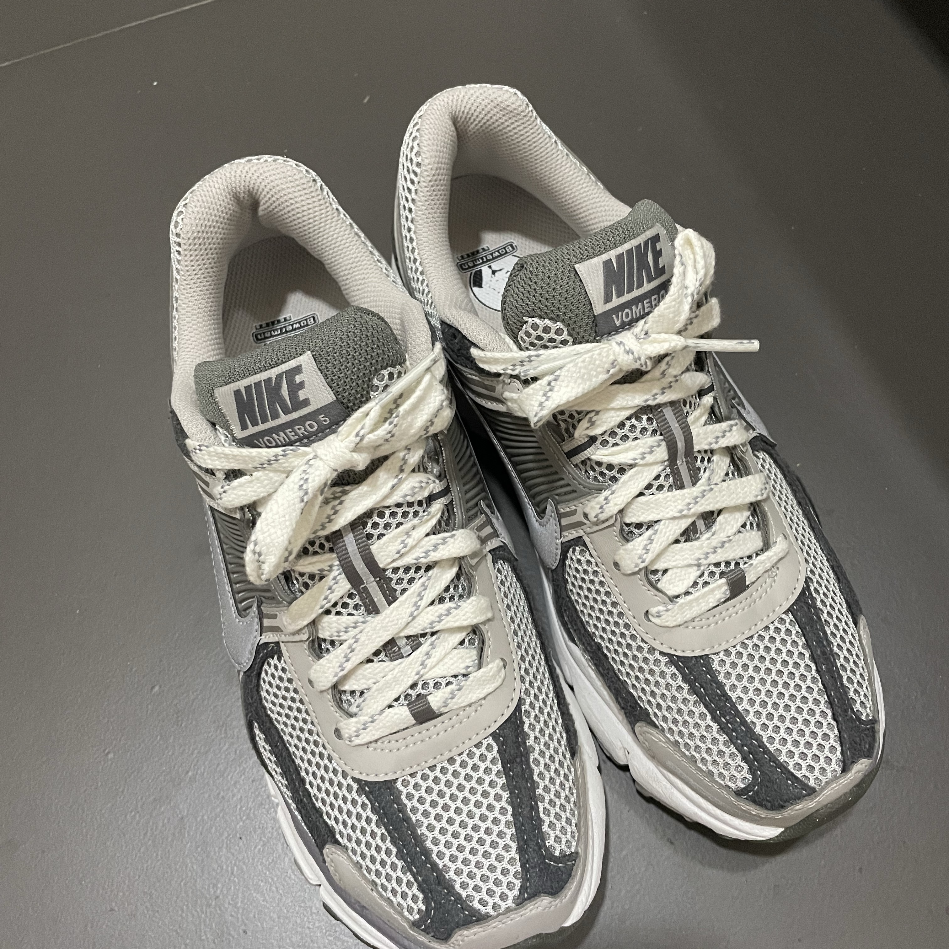 Nike Zoom Vomero 5 PRM Light Iron Ore and Flat Fewter 착용 스타일 - 3