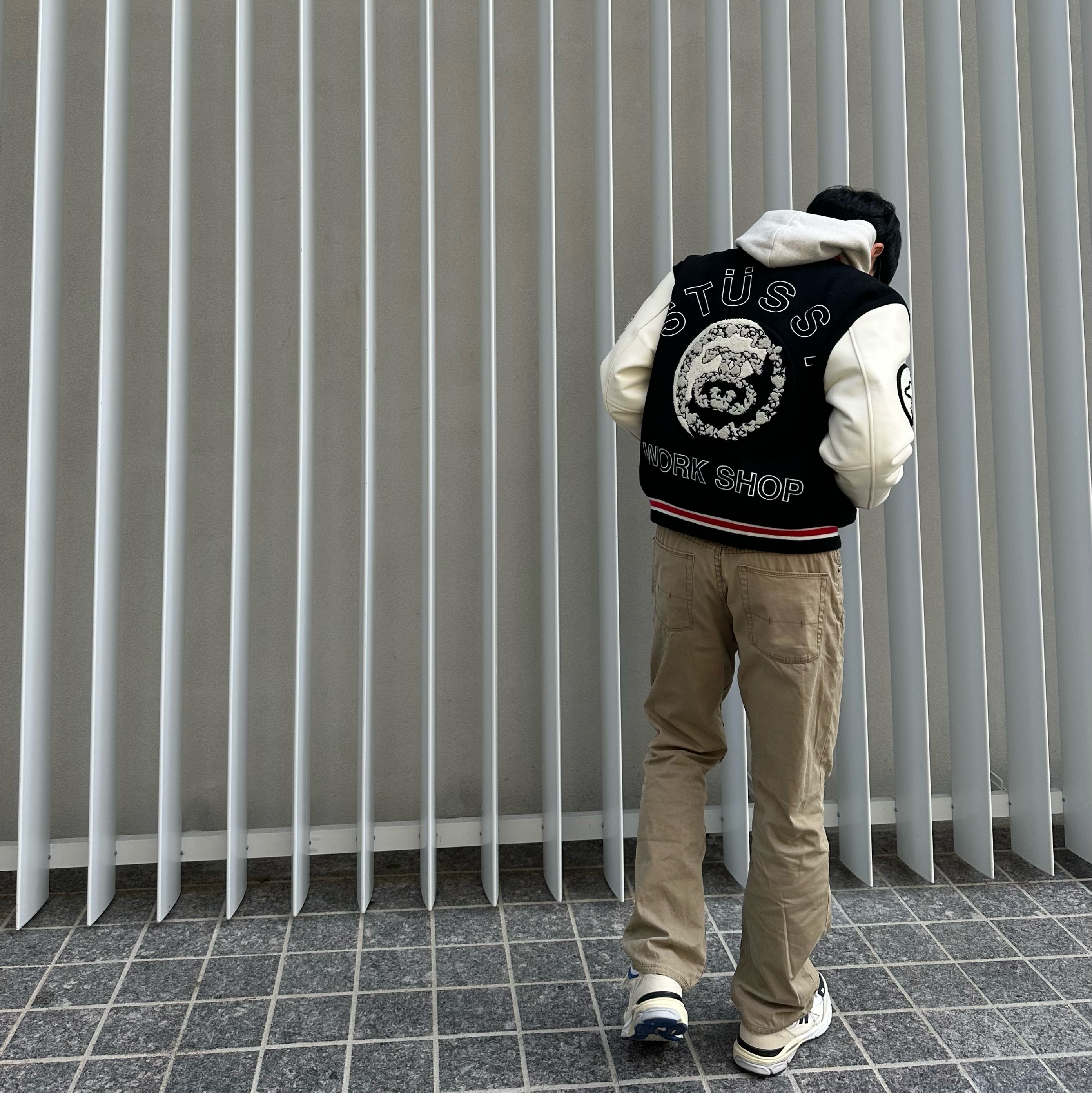Stussy x Our Legacy x Denim Tears TTL Varsity Jacket Black, New Balance 990v3 Made in USA White Blue 착용 스타일 - 1
