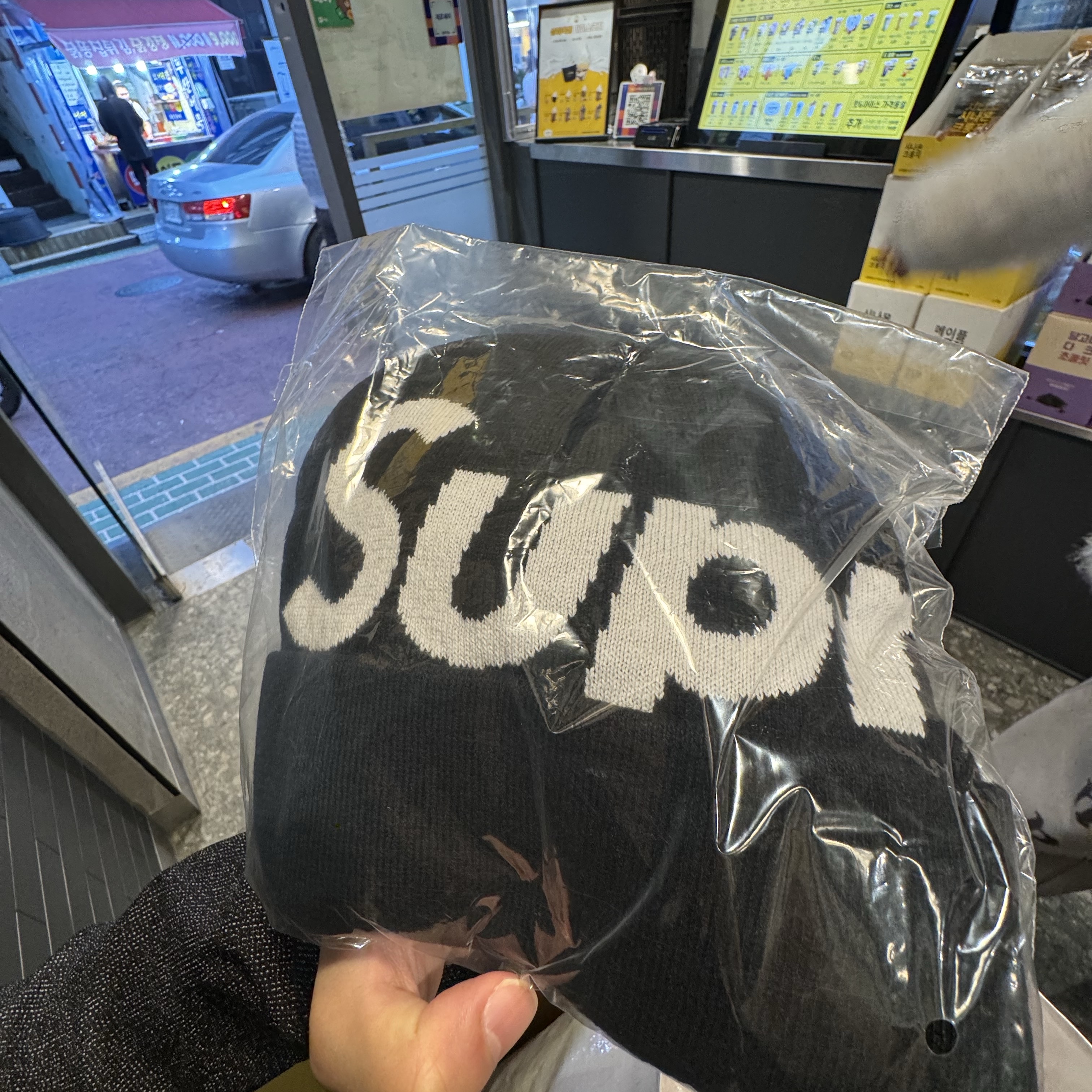 Supreme Big Logo Beanie Black 착용 스타일