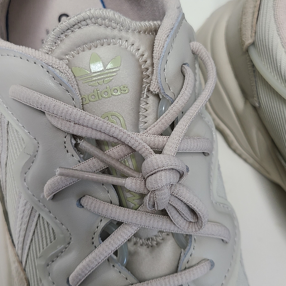 Adidas Ozweego Clear Brown 착용 스타일 - 2