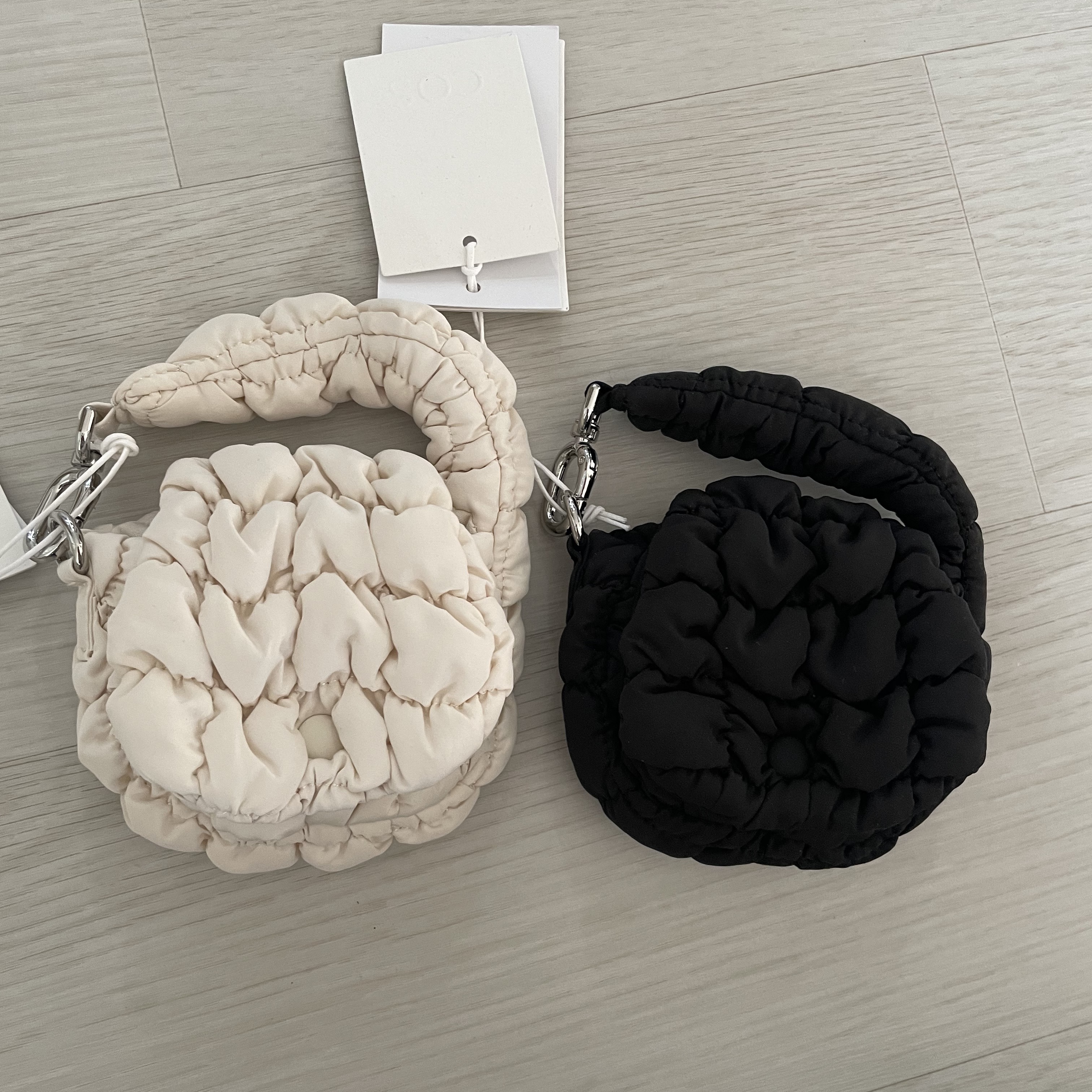 COS Quilted Nano Bag Black, COS Quilted Nano Bag Beige 착용 스타일