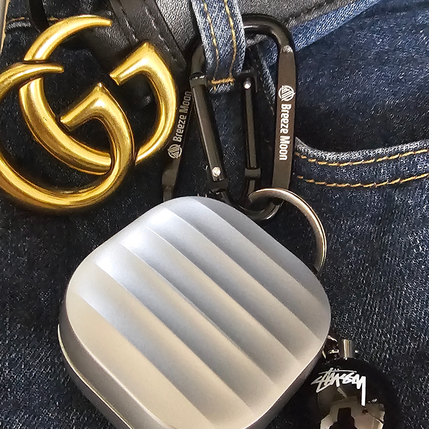 Stussy 8 Ball Keychain Black, Gucci GG Marmont Leather Belt with Double G Buckle Black Brass 착용 스타일