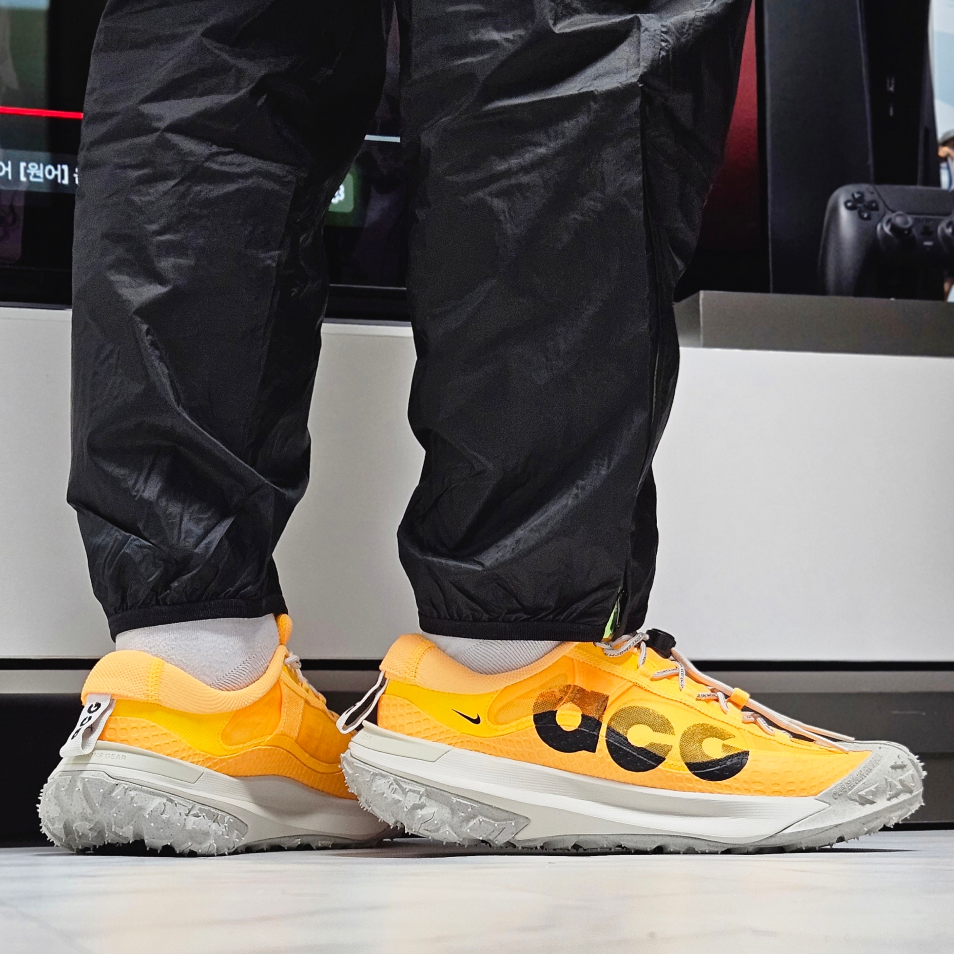 Nike ACG Mountain Fly 2 Low Laser Orange 착용 스타일 - 1