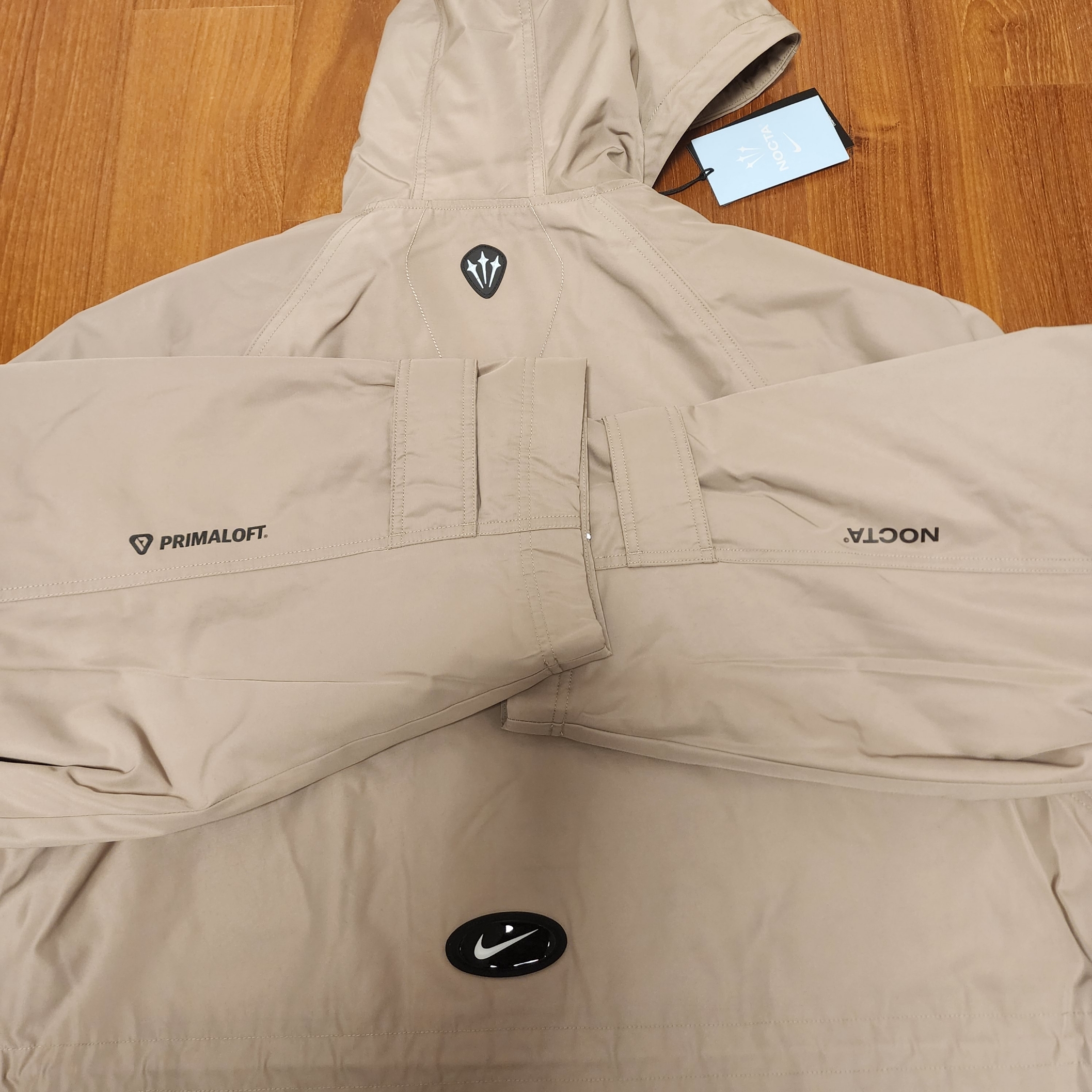 Nike x Drake Nocta Basketball Sideline Jacket Khaki (DV3647-248) 착용 스타일 - 3