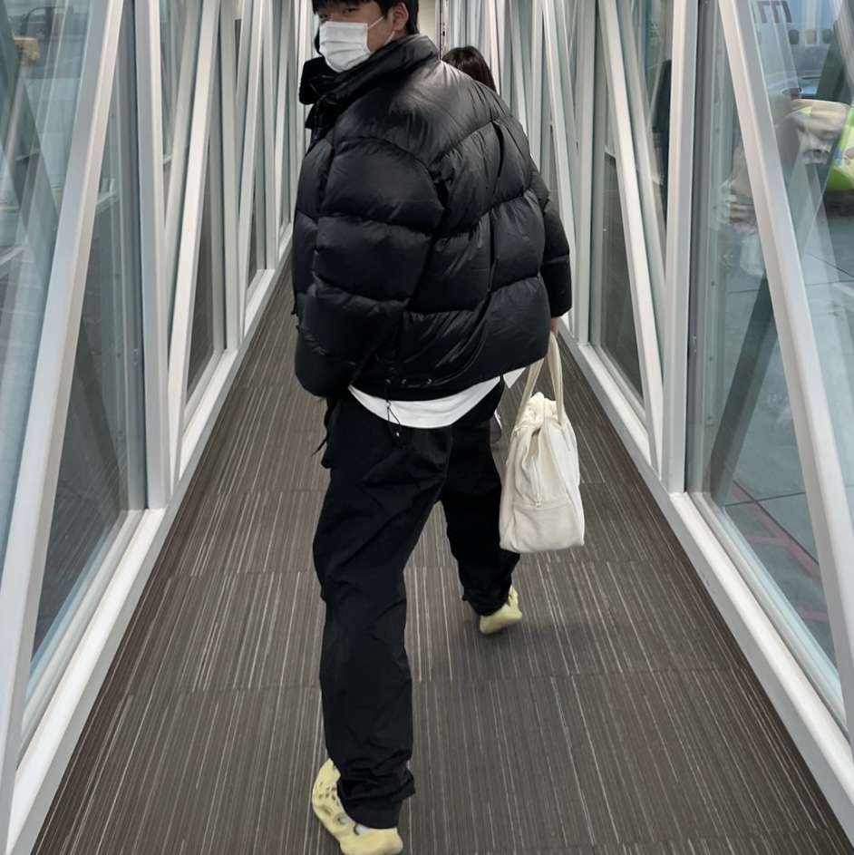 Adidas Yeezy Foam RNNR Desert Sand 착용 스타일