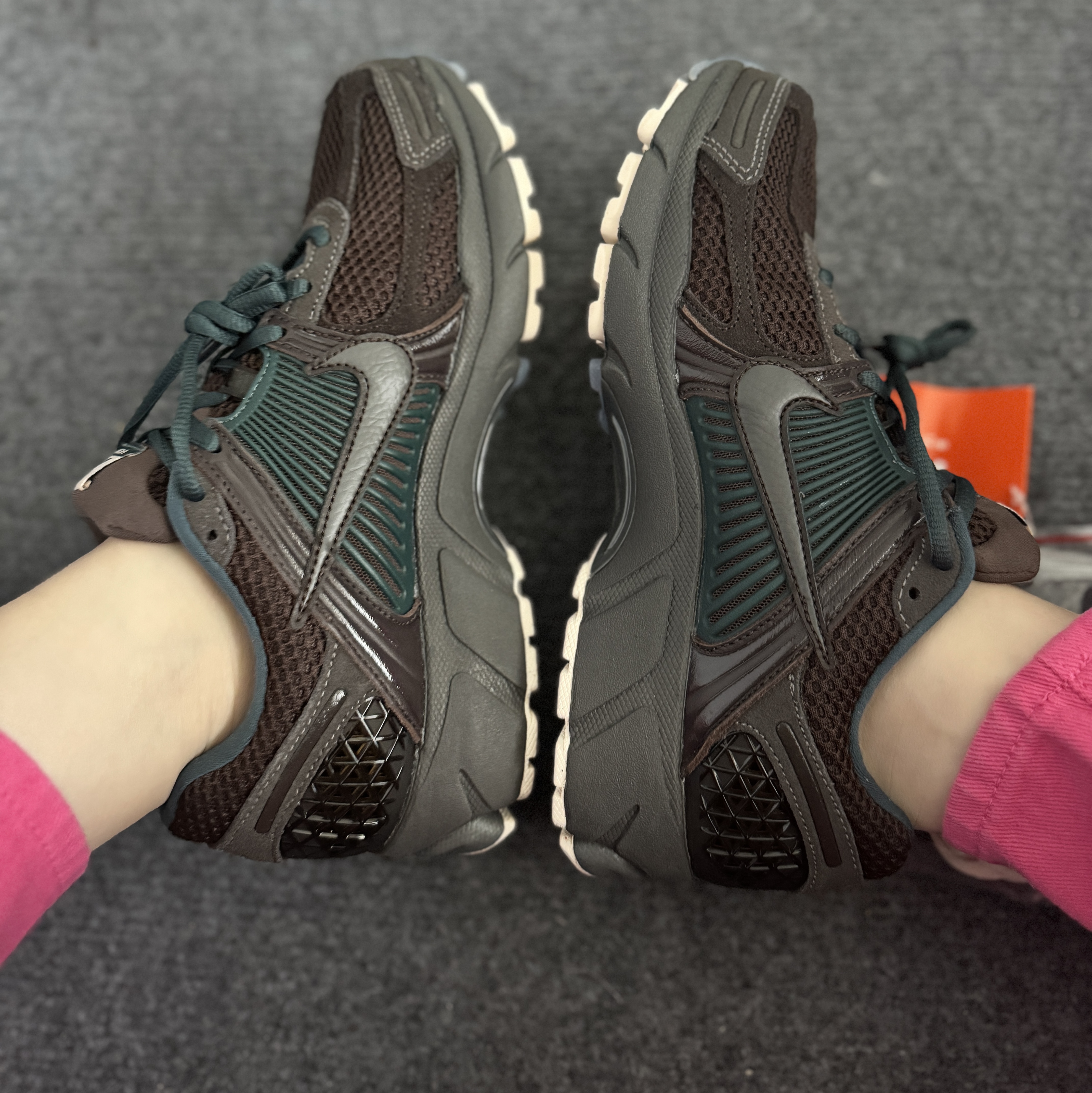 Nike Zoom Vomero 5 Velvet Brown and Medium Ash 착용 스타일 - 1