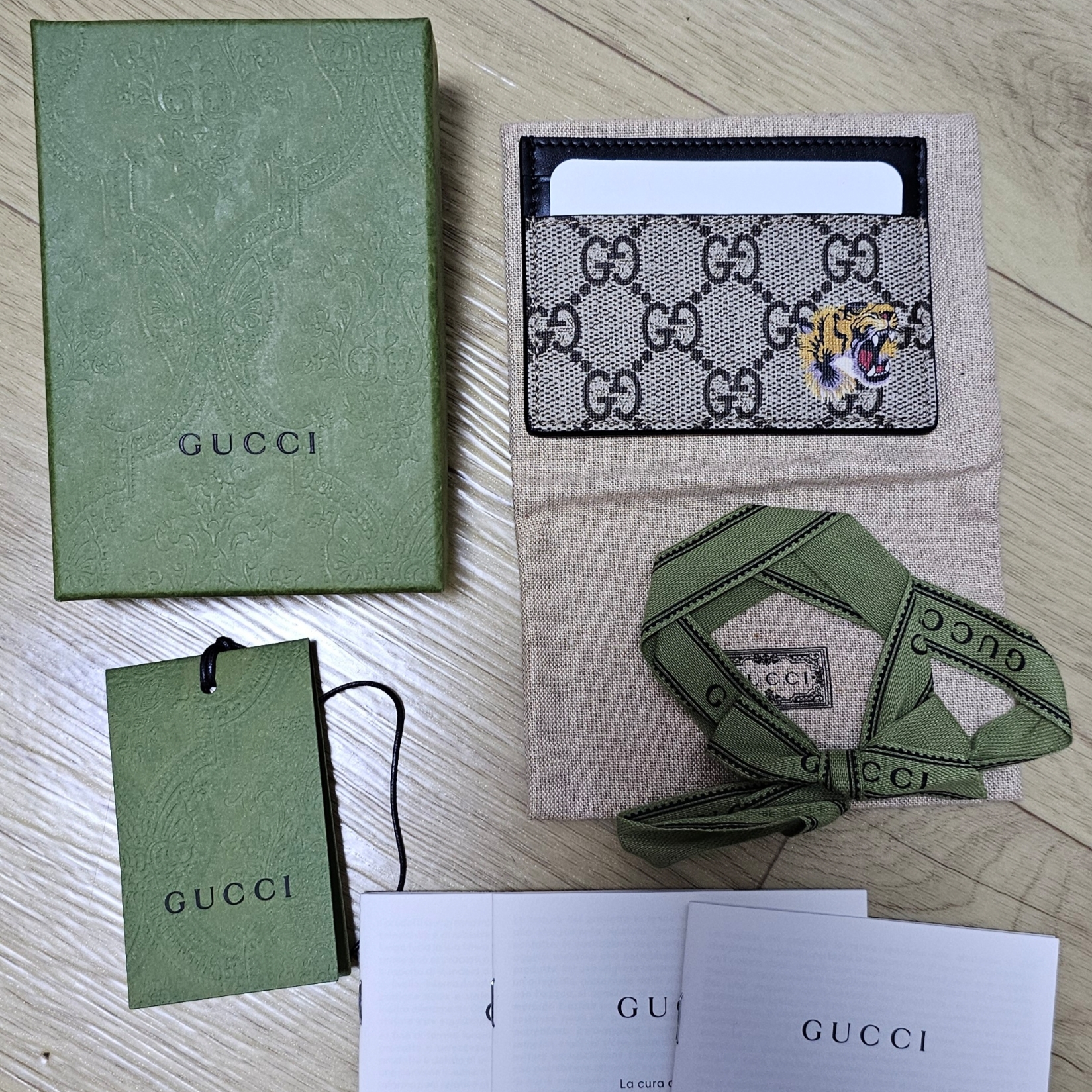 Gucci Bestiary Tiger Print Card Case Beige Ebony 착용 스타일