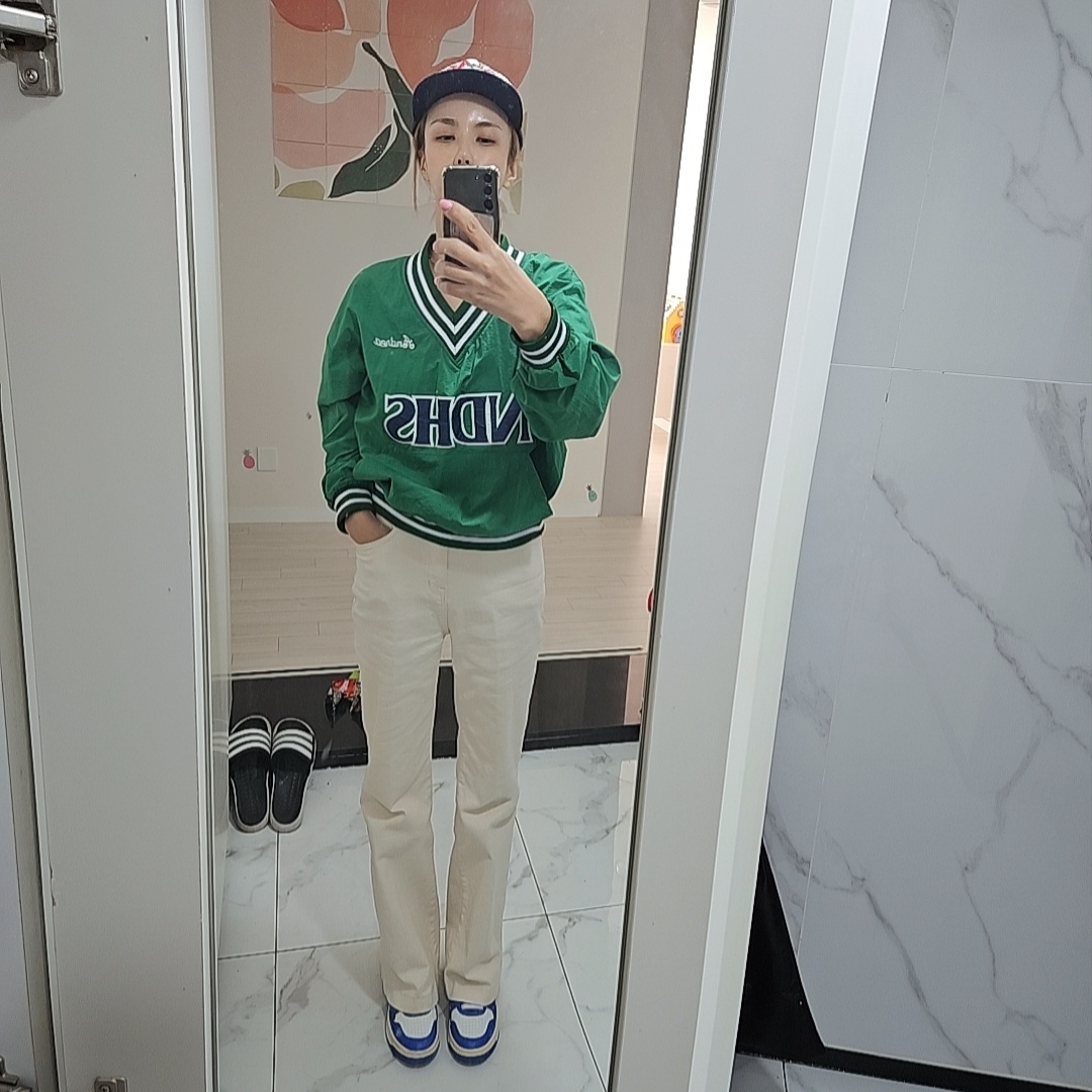 Palace Strawberry Trucker Hat Navy - 22SS, Autry Medalist Low Leather Sneakers White Azure 착용 스타일 - 1