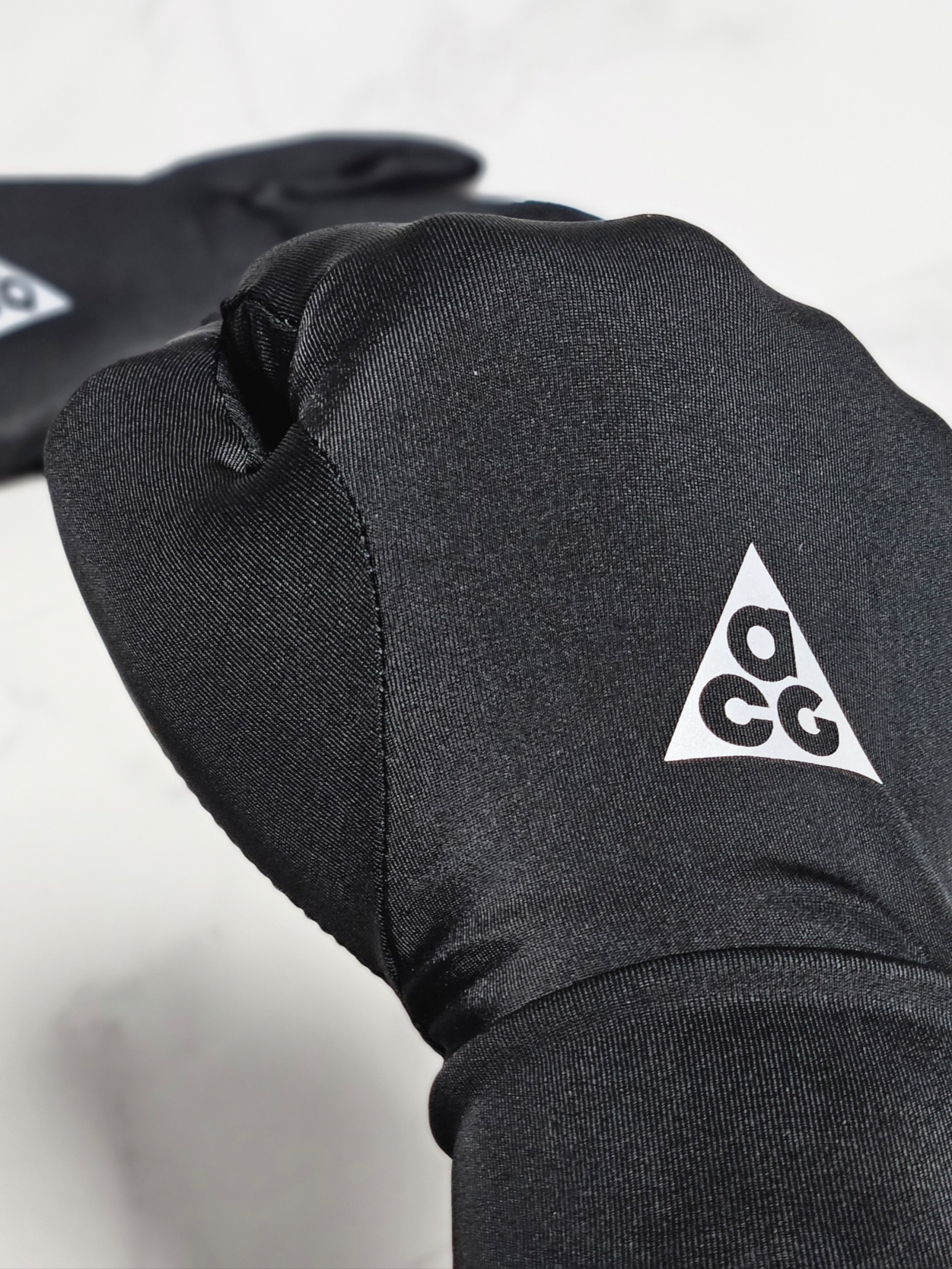 Nike ACG Dri-Fit Lightweight Gloves Black Silver 착용 스타일 - 2