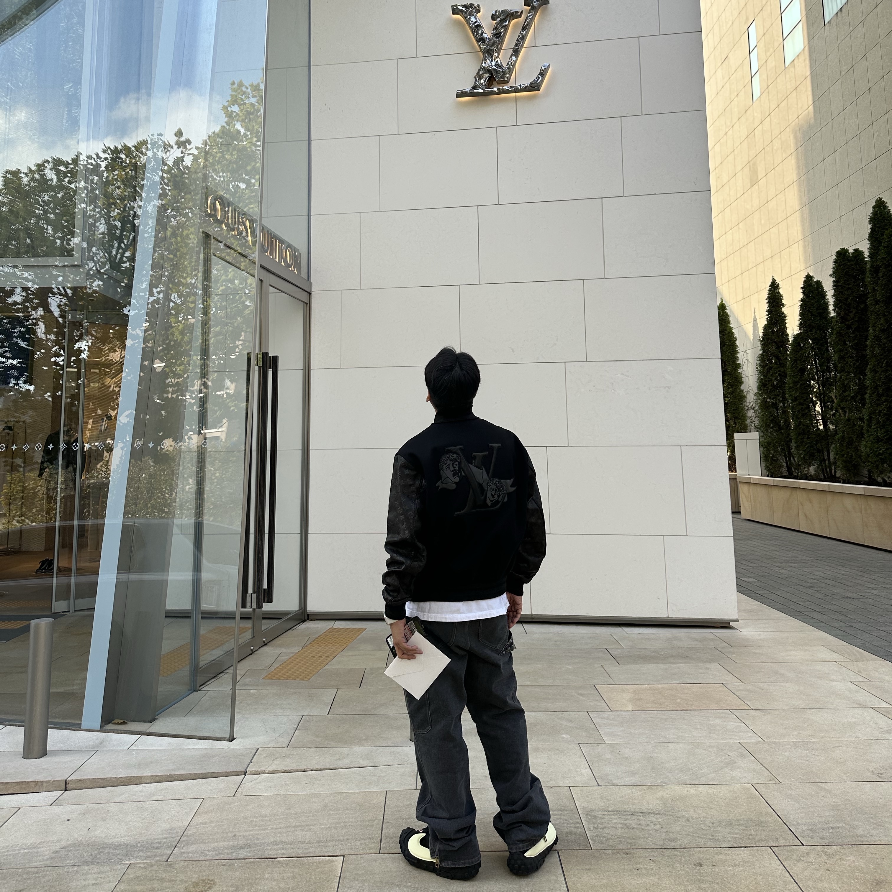 Louis Vuitton Monogram Embossed Leather and Wool Blouson Black 착용 스타일 - 2