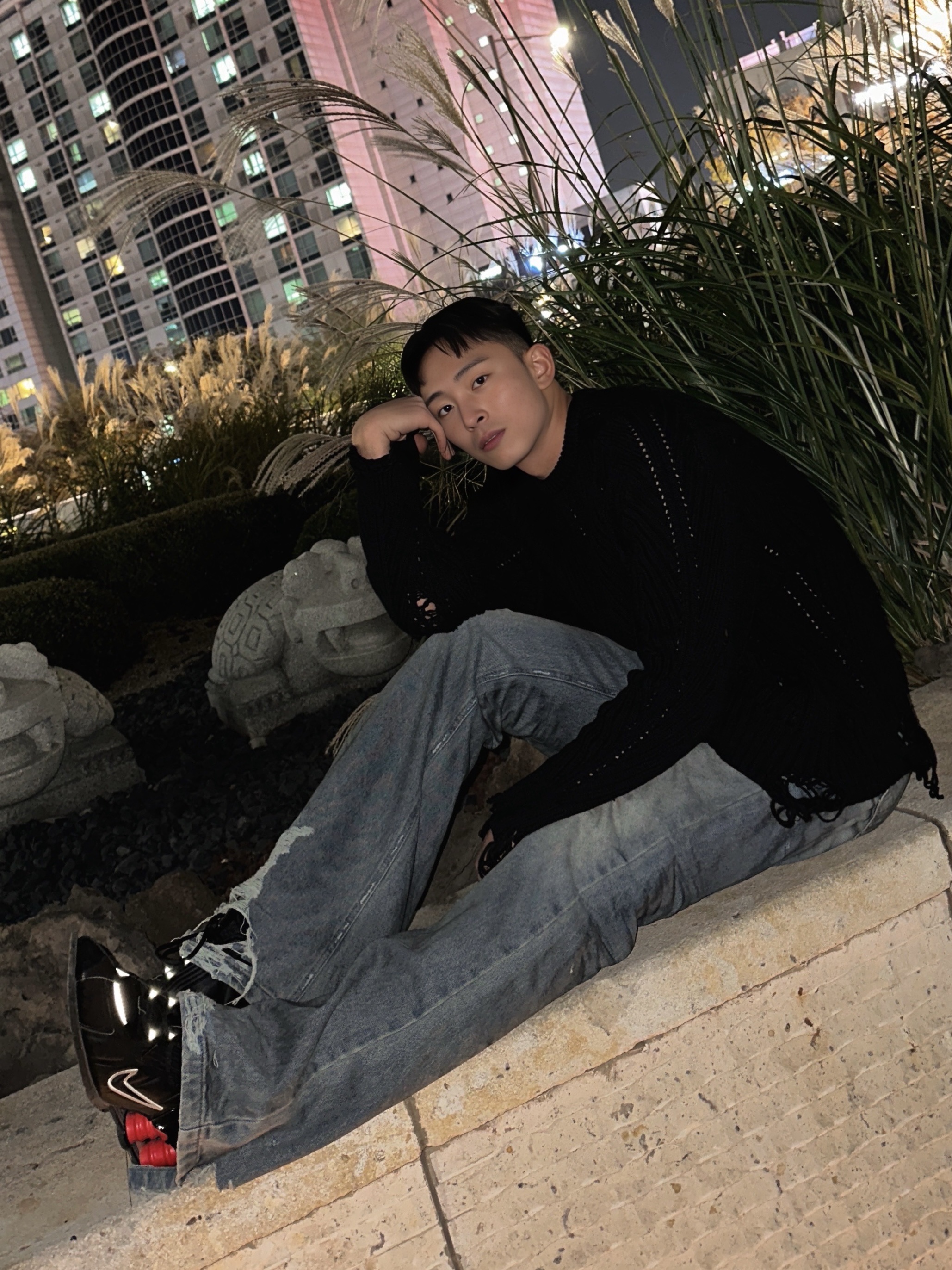 Project G/R Flare Jeans Blue, Nike x Martine Rose Shox MR4 Black 착용 스타일 - 3