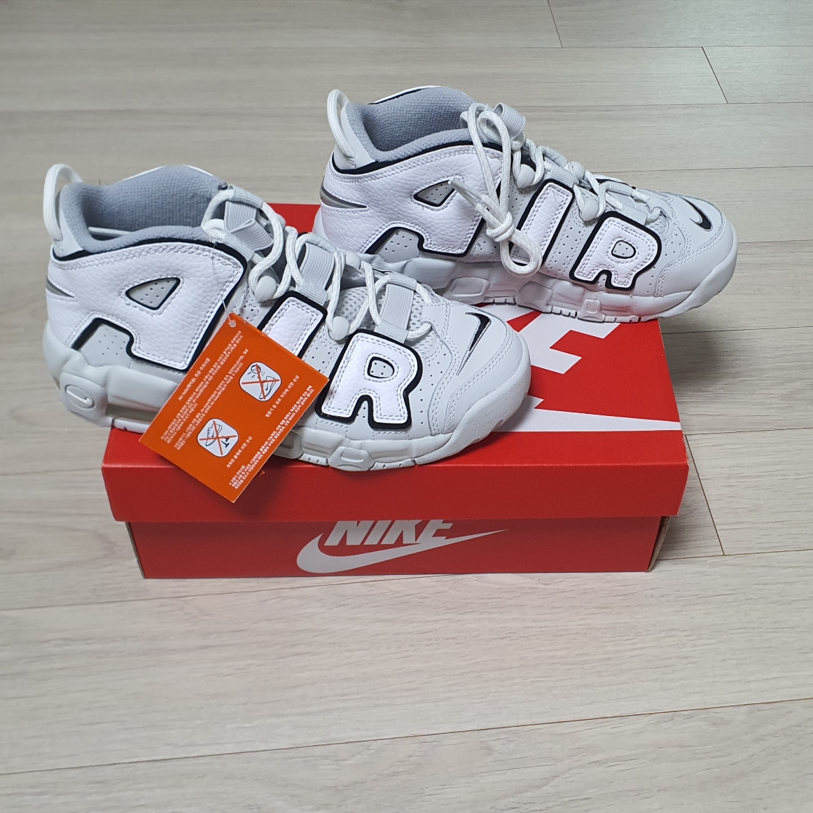 Nike Air More Uptempo Photon Dust 착용 스타일 - 2