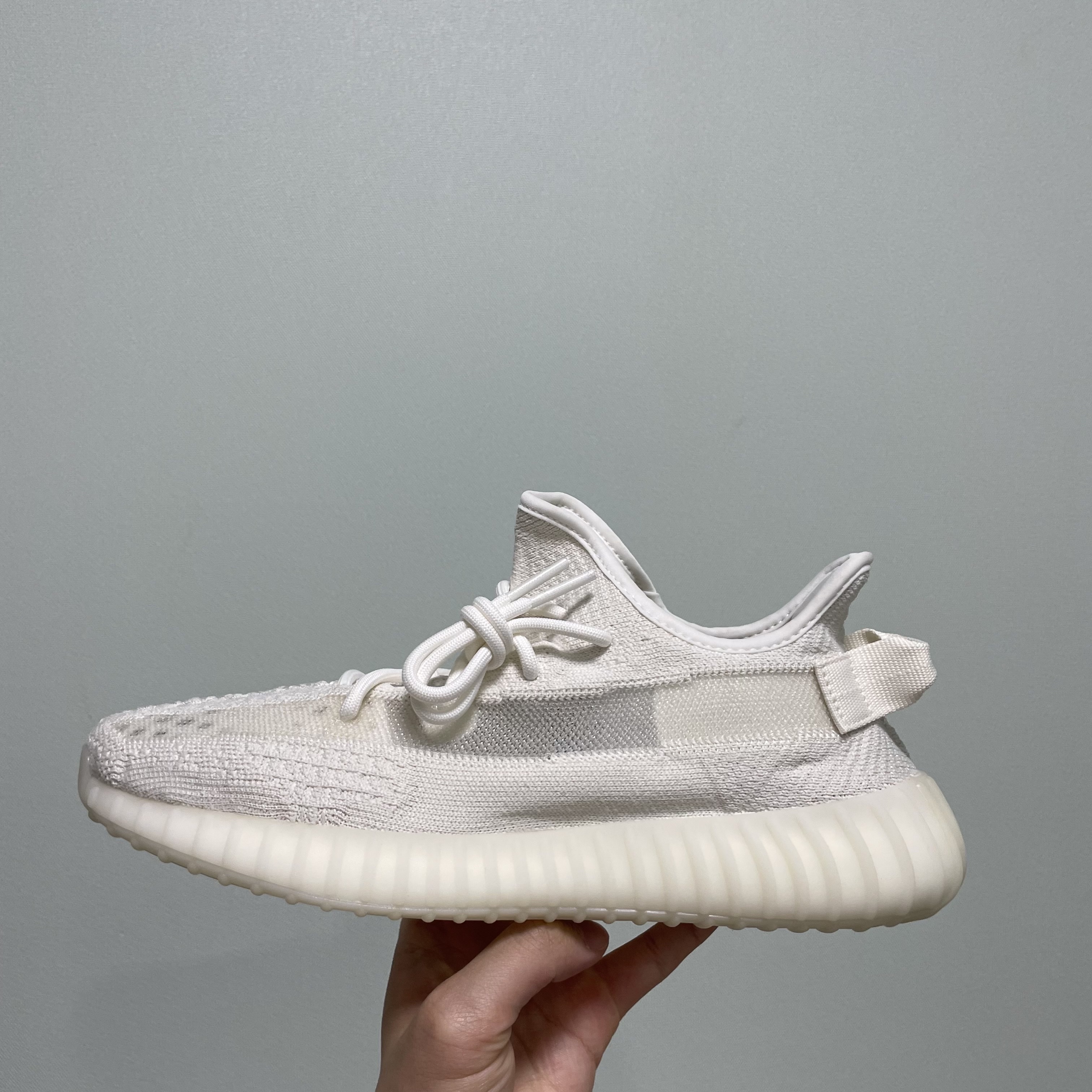 Adidas Yeezy Boost 350 V2 Bone 착용 스타일